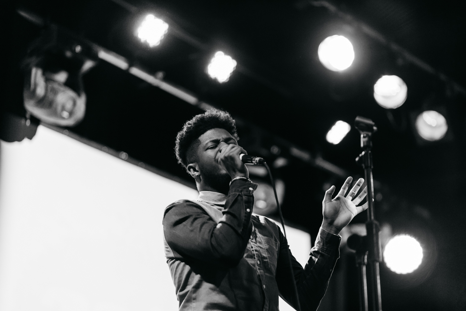 ROE's backing singer (2).jpg