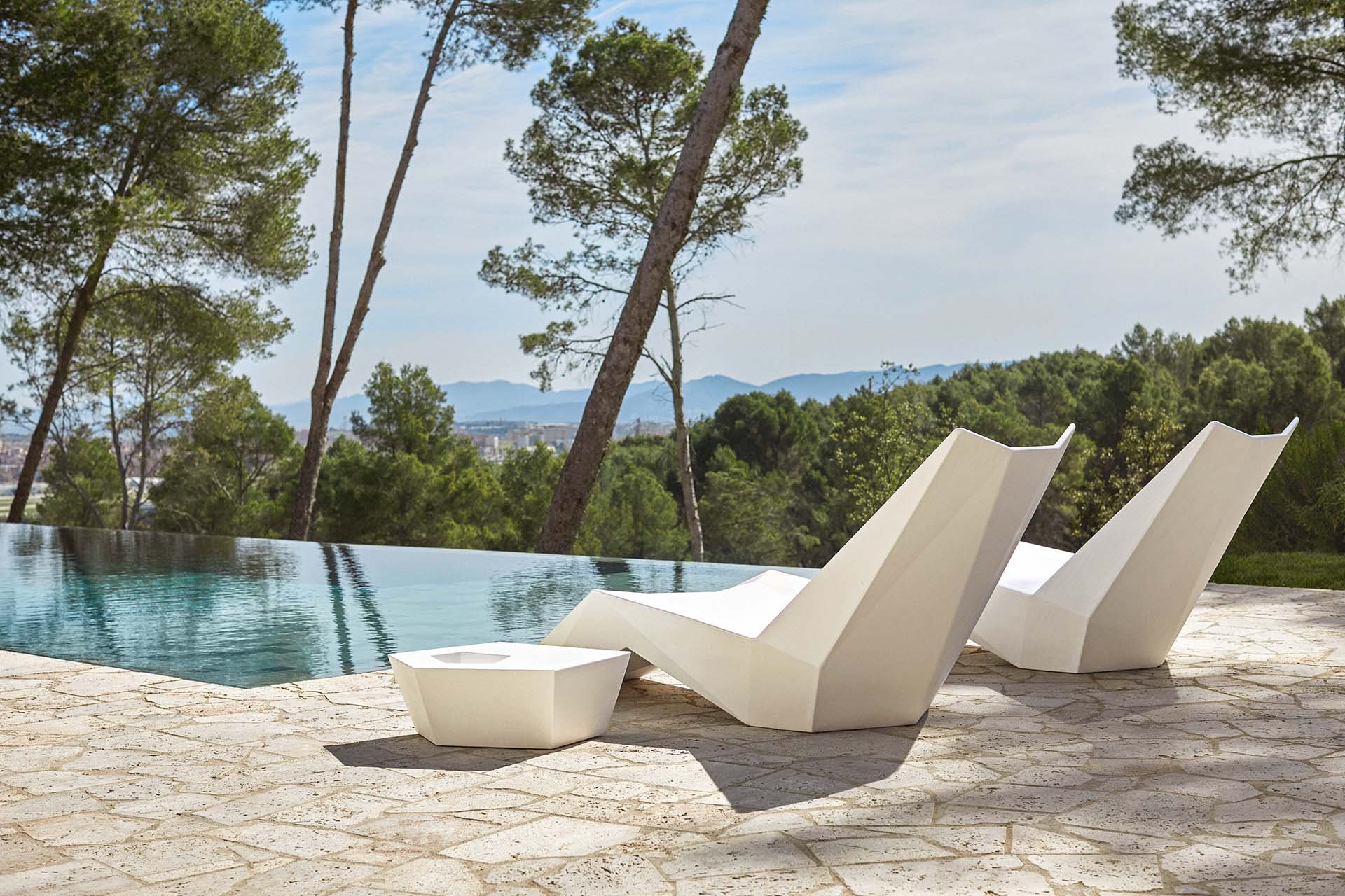 Vondom-Faz-sunbed-outdoor-furniture_1_.jpeg