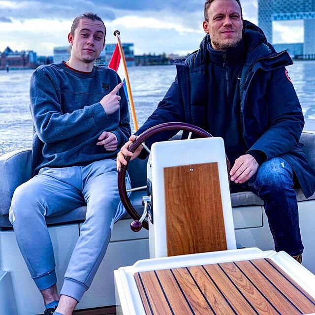 Wil jij weten hoe ontspannen een weekend op de Blixem Boats voelt? Het was weer genieten vandaag! Veel gezelligheid en belangstelling voor The Blixem 670e in City of Amsterdam.
.
#electricboats&nbsp;#zeroemission&nbsp;#boating&nbsp;#environment&nbsp;