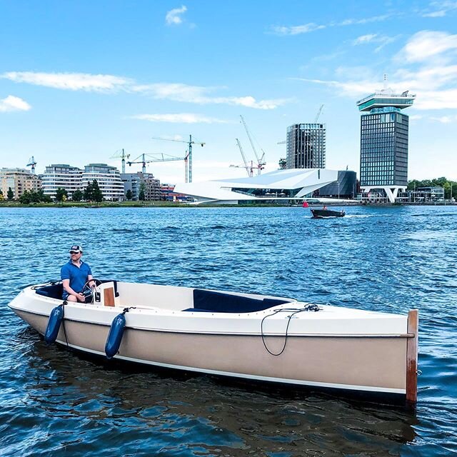 Over the years our work has taken us around the Amsterdam and sometimes you find places that really takes you to that wonderful place, IN canal is one of those. 
#blixemboats #blixem670e #electrischesloep #boats #boat #boating #sailing #electricboati