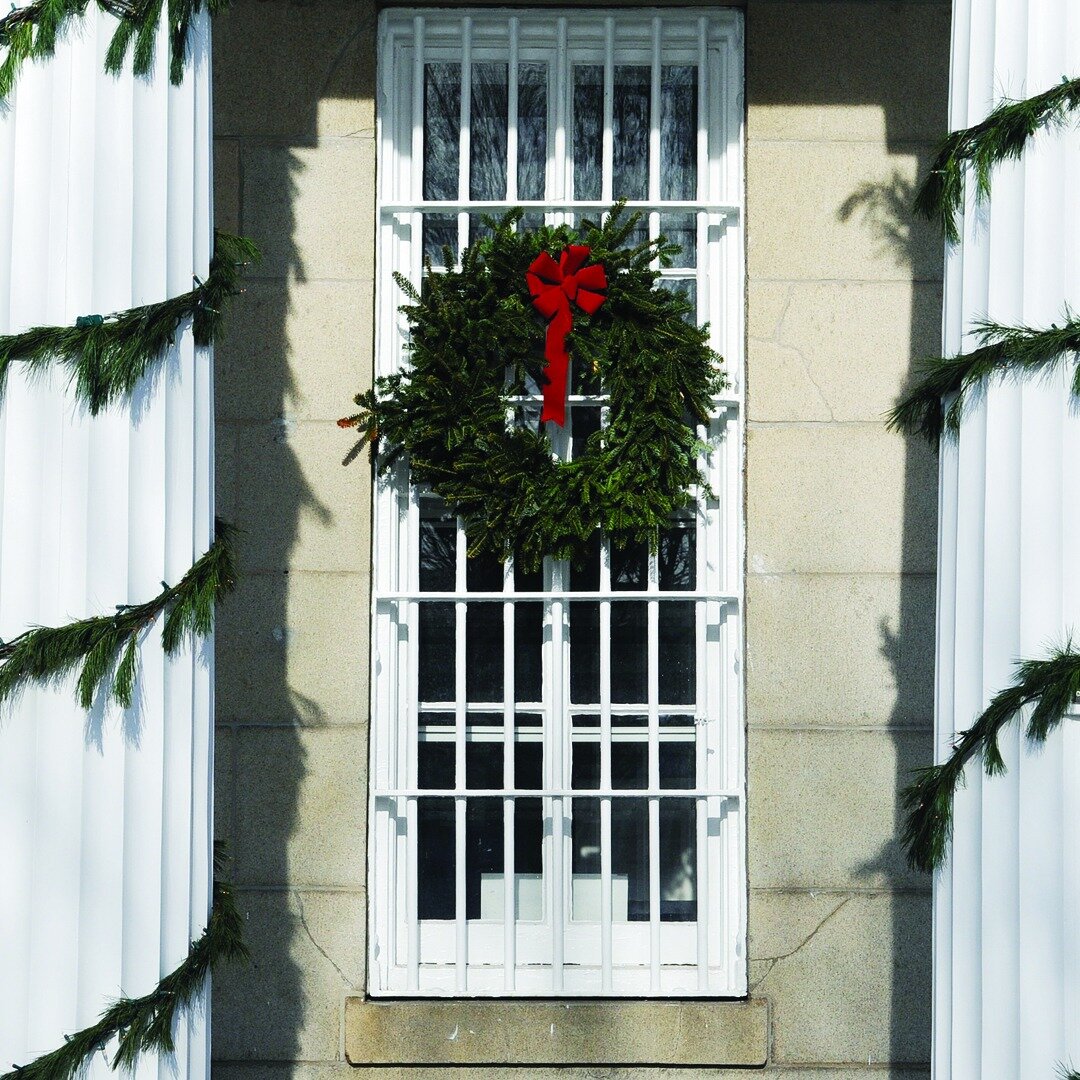 Doesn&rsquo;t @dimebank look festive?🎄

#stoningtonborough 
#stoningtonct 
#wreath
#architecture
#holidaydecorating
#bankintheboro
#holidaysinstoningtonborough 
#coastalct
#newengland 
#holidaysinnewengland 
#stoningtonhistory 
#stoningtonlobstertra