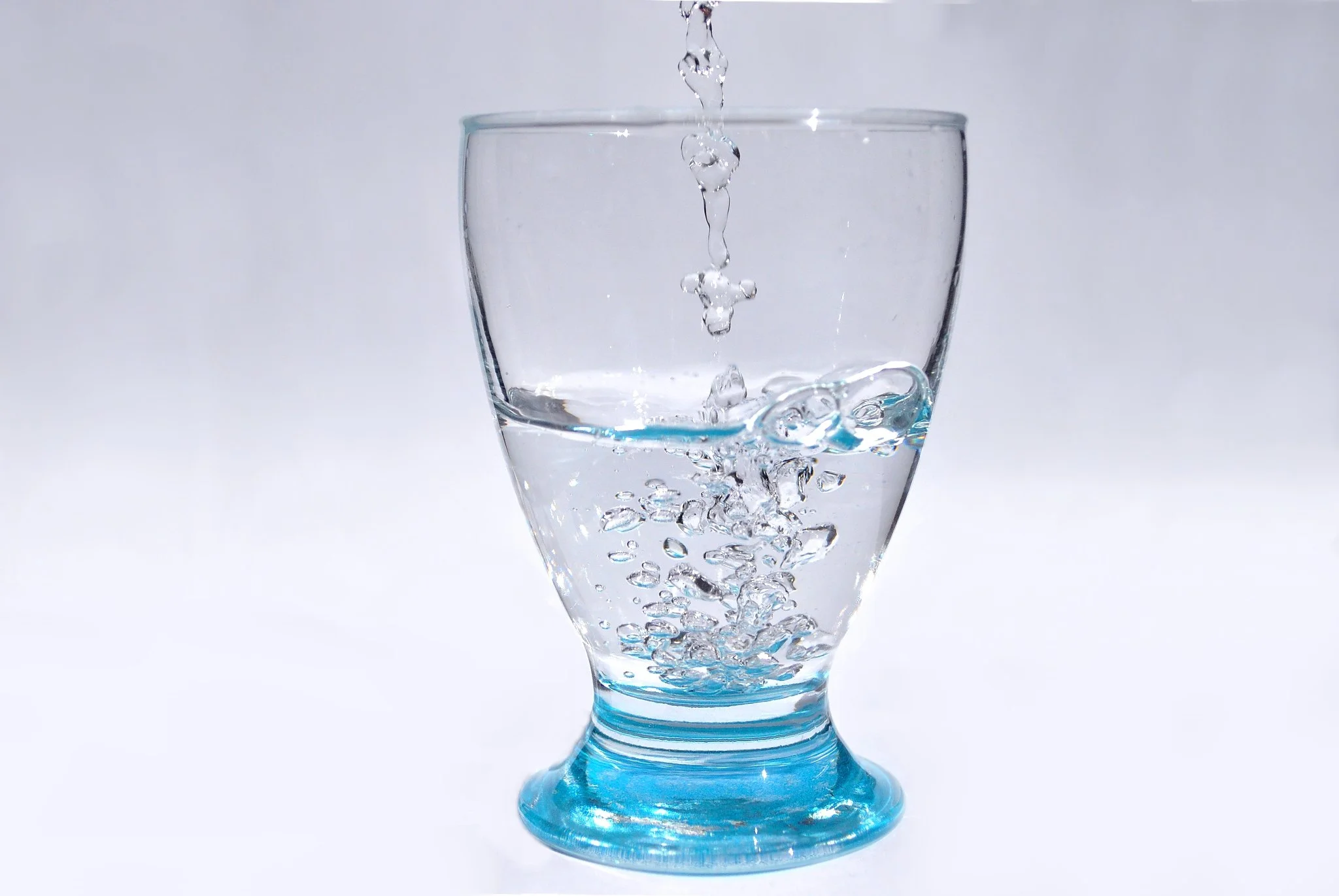 Comece o dia com um copo de água