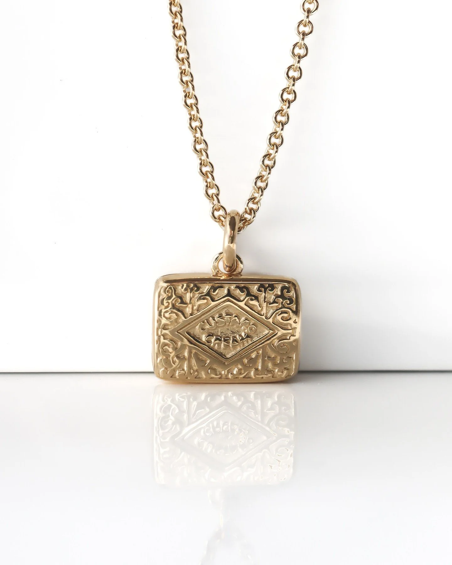 Always one of my favourite custom pieces to make - my original custard cream necklace in solid recycled gold. This one is 9ct, and I can also make this to order in solid 18ct gold 

#CustardCream #BiscuitJewellery #EcoGold #RecycledGold #Handmade #Ma