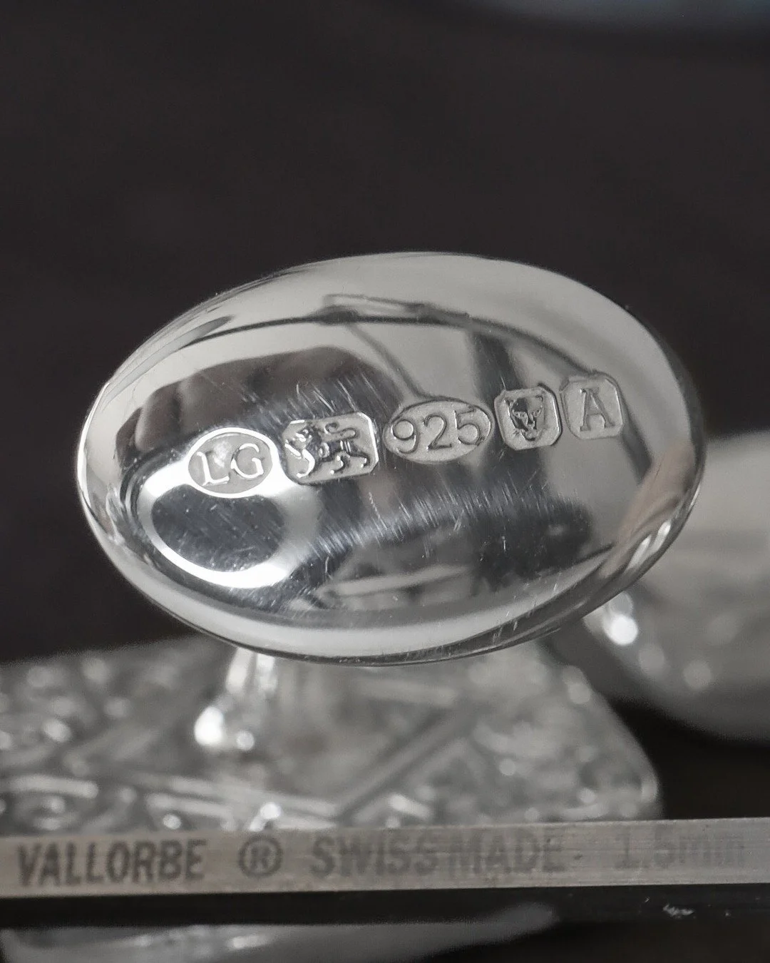 :

🔍✨ A little hallmark close-up ✨🔍

Even after all these years, I still love to see my very own hallmark on my jewellery! Perfectly engraved by the London Assay Office, this is the back of the custard cream cufflinks I made recently.

#HandmadeJew