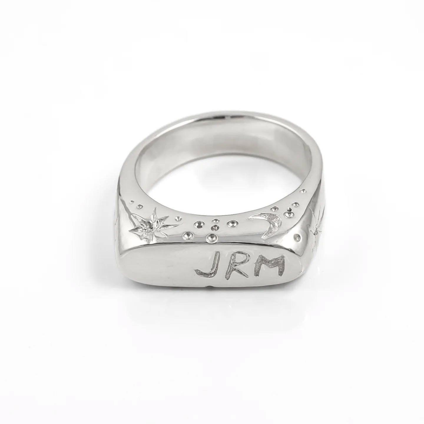 I wanted to share the silver rings created in my last workshop now I've finished and polished them, as I'm so impressed with everyone's creativity!

First up, Jessica's celestial signet ring - love the carved stars, moon and initials 🌟 🌙 

Then we'