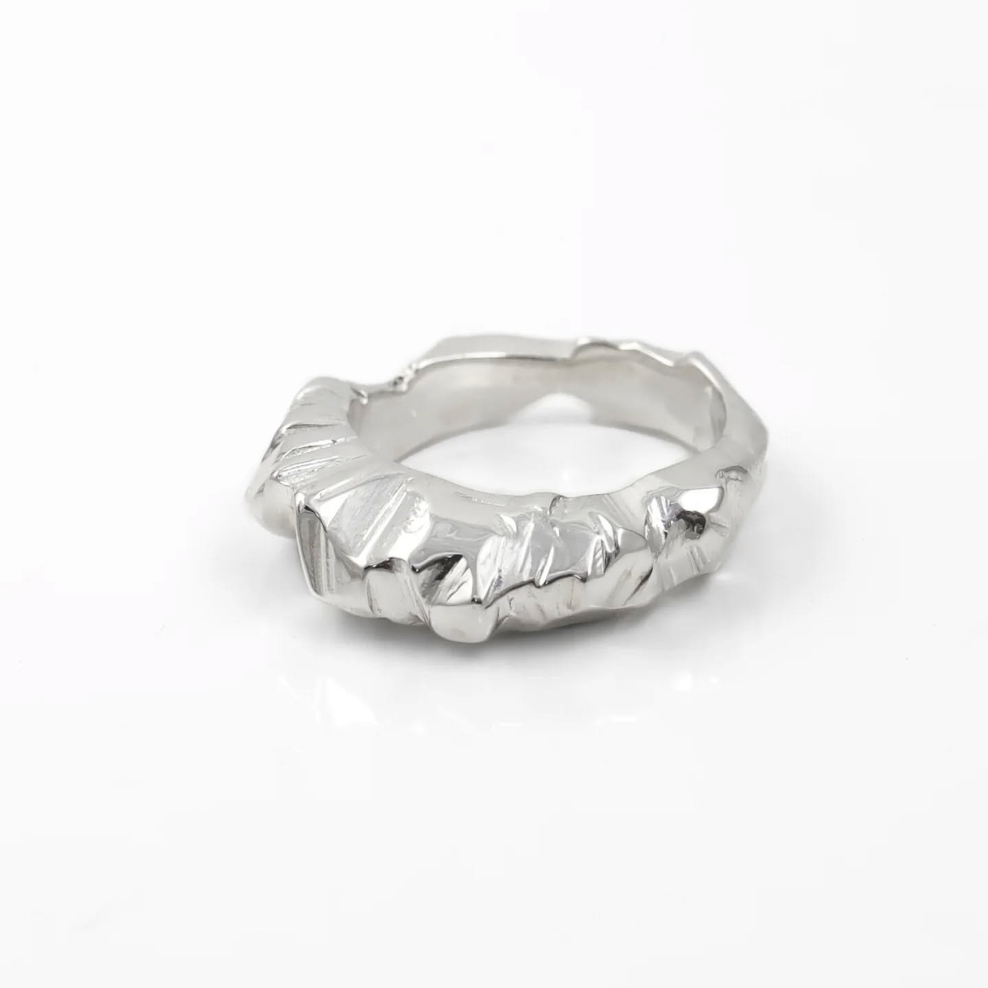 Next up from the workshop, these beauties!

Lucia really leaned into texture with her ring, which reminds me of rock formations. She carved deep, irregular surfaces into the wax and the silver has held onto every detail. Raw, but refined 🪨 ✨️ 

Gina