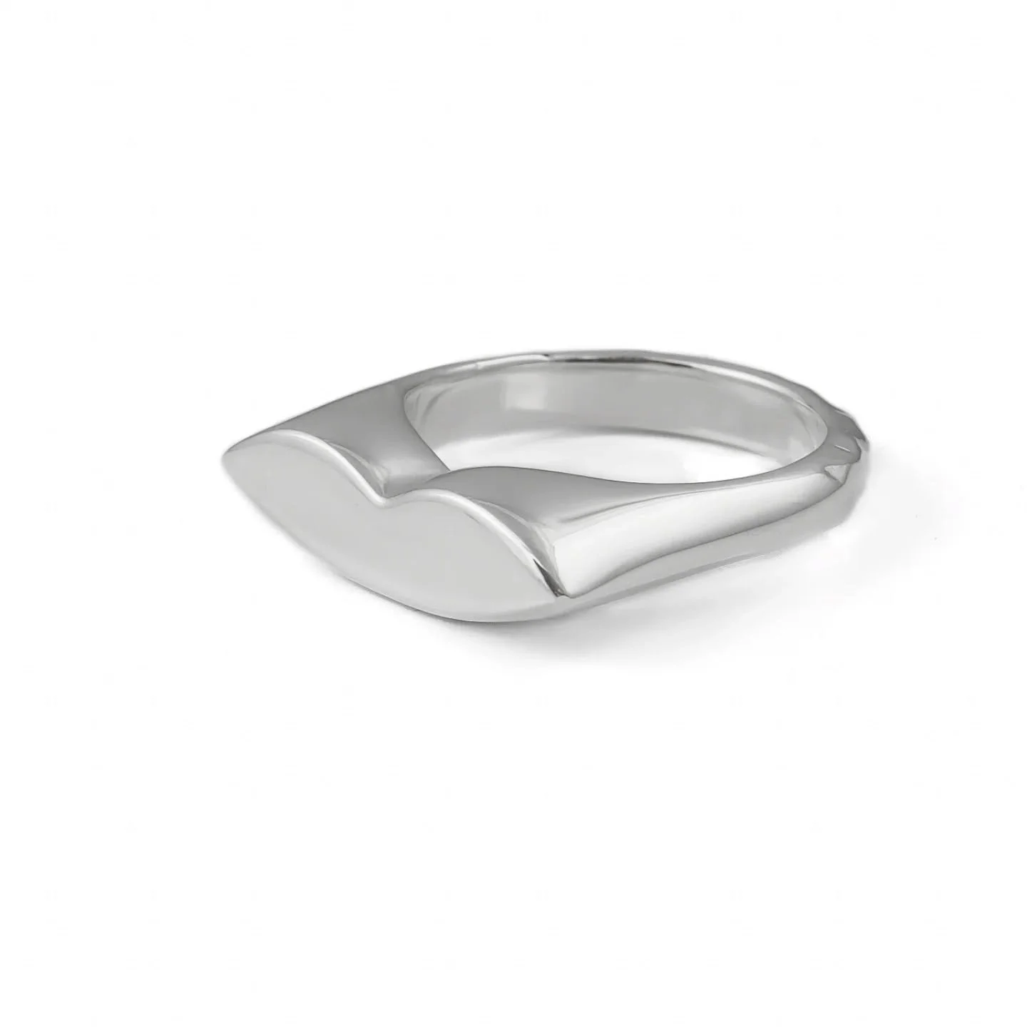 The rings cast into silver from the last workshop have all been completed and polished ✨️ 

First up, Emma's lips signet ring.&nbsp;

Love this one! Emma kept her lips design simple and clean, to be worn on her thumb. The bold lines and smooth surfac