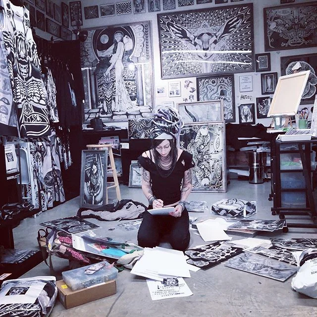 🌪 This is always my Night Before EAST scene 🌪&bull;🔨 Set-up this year has been intense 😳  Between playing Tetris in my studio and loading my car, I&rsquo;ve broken no less than ELEVEN PANES OF GLASS 😖😧😱AND two of my nails 💅🏼🙅🏻&zwj;♀️😡 #ou