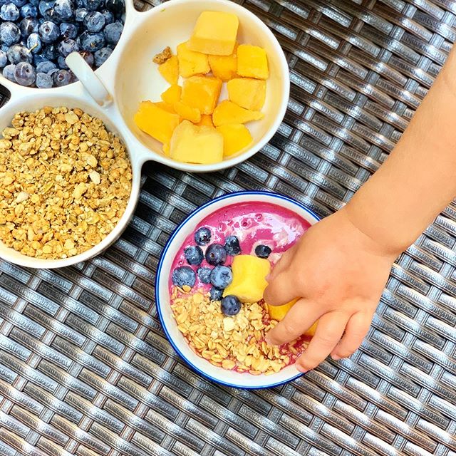 Homemade playa bowls! Put these on your must-make list before back-to-school. This version uses a trio of blended fruit to create a base that&rsquo;s ice cream-like and so refreshing. Get the recipe in the link in our profile or here: https://www.pea