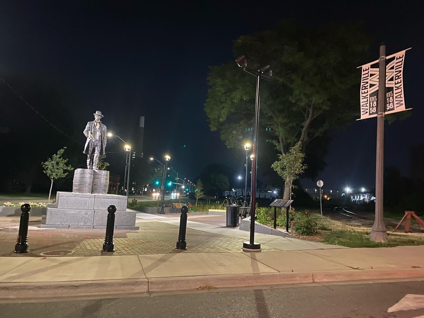 Can&rsquo;t help but admire the new Hiram Walker Statue &amp; parkette at night 😍👏 

Have you been for a stroll to see this new area here in Walkerville? 

#visitwalkerville #yqg #walkervilleontario #hiramwalker #yqghistory #windsoressexcounty