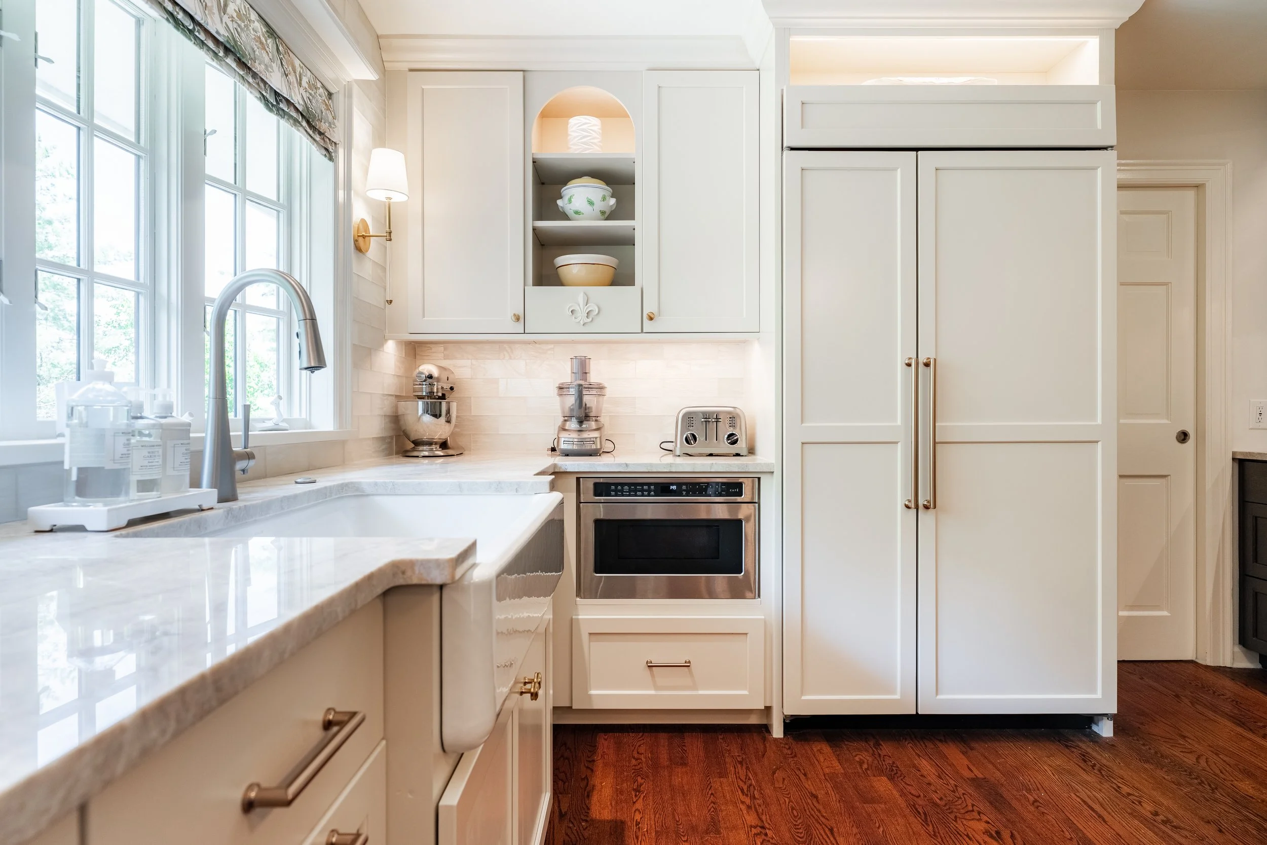 Classic White Kitchen Cabinets