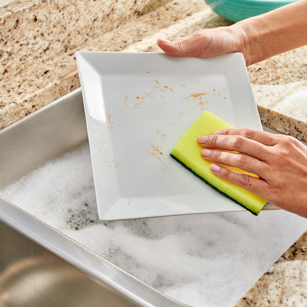 Brillo® Estracell® Heavy Duty Scrub Sponge washing a plate (Copy) (Copy)