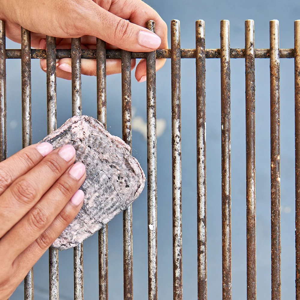 Brillo® Heavy Duty Steel Wool Soap Pads cleaning a grill