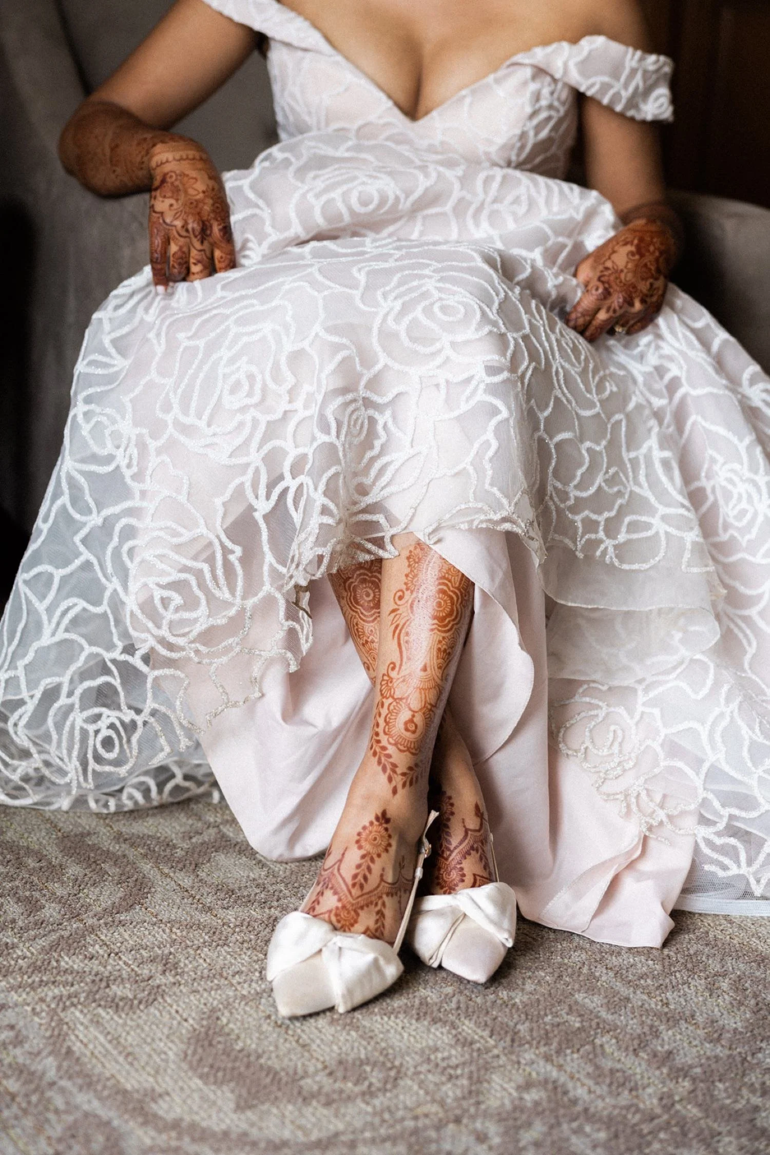 004_Oregon Golf Club Indian Wedding-206_bride’s legs adorned with henna.jpg