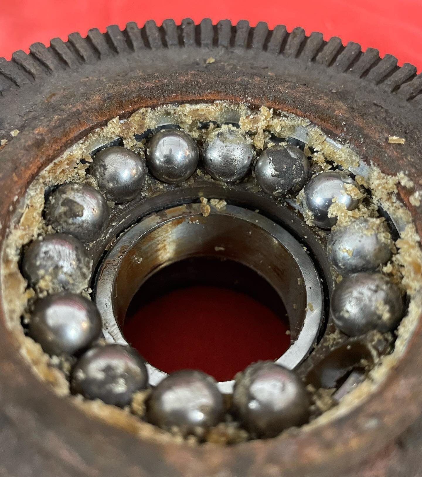 Alfa wheel bearings, c/w dry, crumbly memories of grease. 

Smoooooth. 🇮🇹✌️

#wheelbearing #italiancars #ferrariservice #ferraritoronto #ferrariottawa #alfaromeotoronto