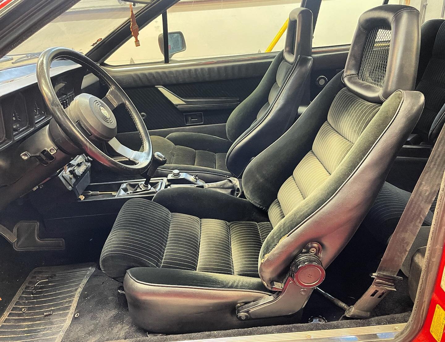 1986 Alfa GTV6 interior, resplendent in velour pinstripe ❤️🇮🇹

#bringbackthe80s #alfaromeo #alfamechanic #classicalfa #ferrariservice #ferraritoronto