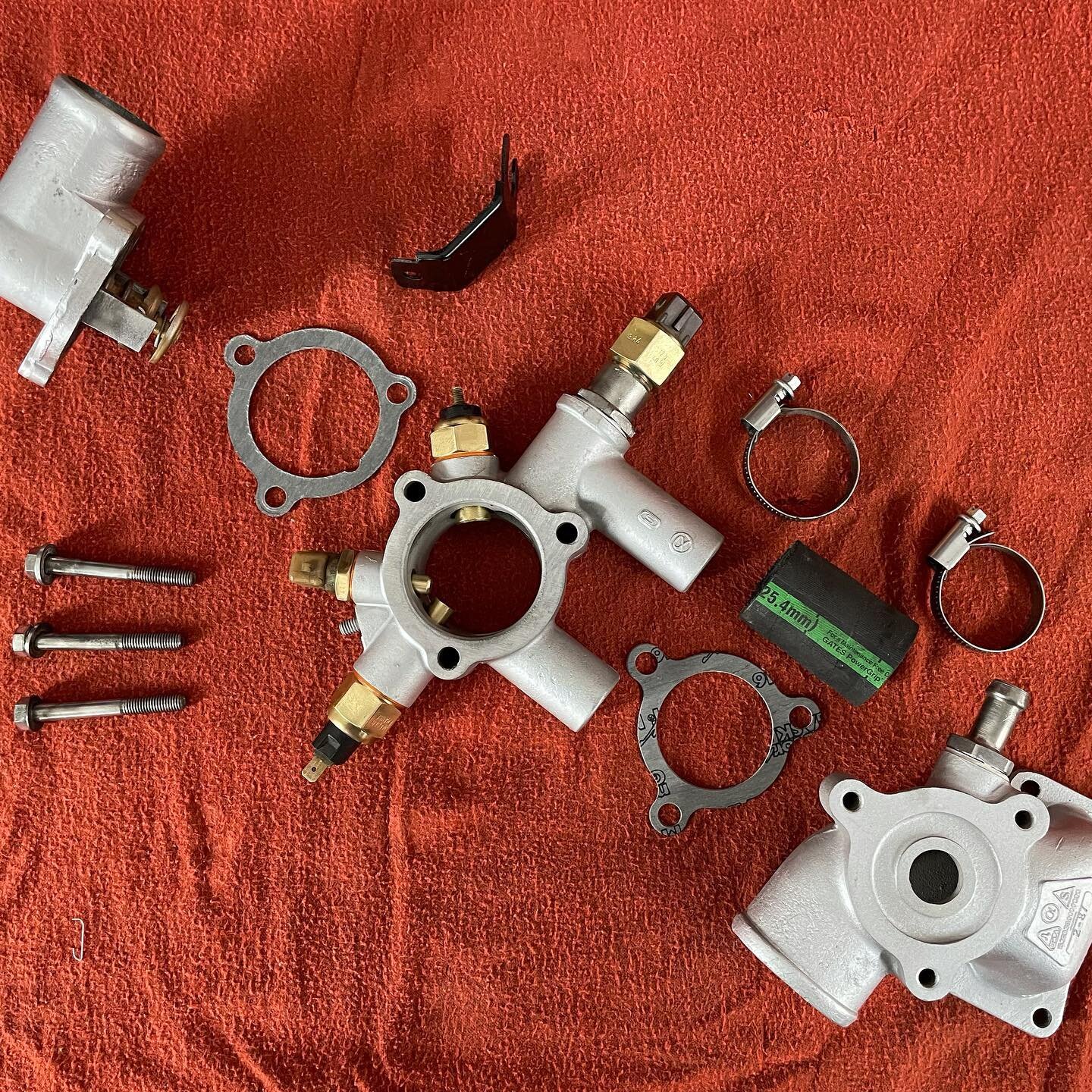 Alfa 3.0 Busso V6 thermostat rebuild ❤️🇮🇹

We love these cars.  We do quality work for great people, and treat our customers&rsquo; cars like our own. 

#dirtyhandscleanmoney #ferrariservice #ferraritoronto #alfaromeotoronto #alfamechanic #italianc