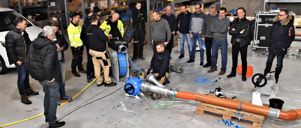 Bildet: Stor interesse for demo med ny strålingsteknologi for raskere herding av strømpeforinger i forbindelse med rørfornying. Utstyret benytter UV LED-stråling og er tilpasset rør med diameter fra 100 og opp til 600 millimeter. Foto: Odd Borgestra…