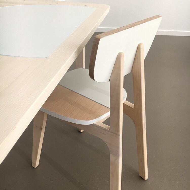 Petit focus sur notre chaise JANKEN r&eacute;alis&eacute;e &agrave; partir de bois et de plateau d&rsquo;agglo issus du r&eacute;emploi.
#reemploi #design #economiecirculaire #woodwork #ecologie #artisanatfrancais #seinesaintdenis93