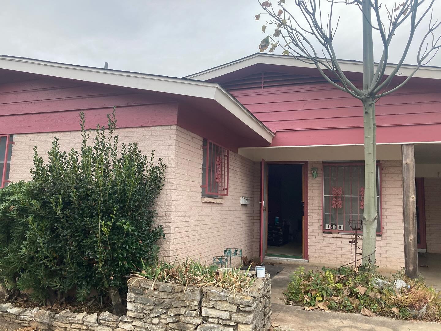 Can you believe this is the same house? 🤯 Our Loreto project went from outdated to outstanding, featuring gorgeous reclaimed brick that brings character and history to the home. 🧱♻️ We&rsquo;re proud to focus on sustainability, repurposing, and reu