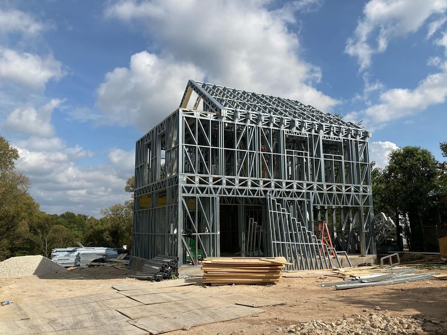 East Austin architecture is evolving, and the Franklin project is at the forefront. Utilizing all-steel framing and prefabricated components imported from Europe, this project exemplifies the fusion of innovative design and robust materials. The prec