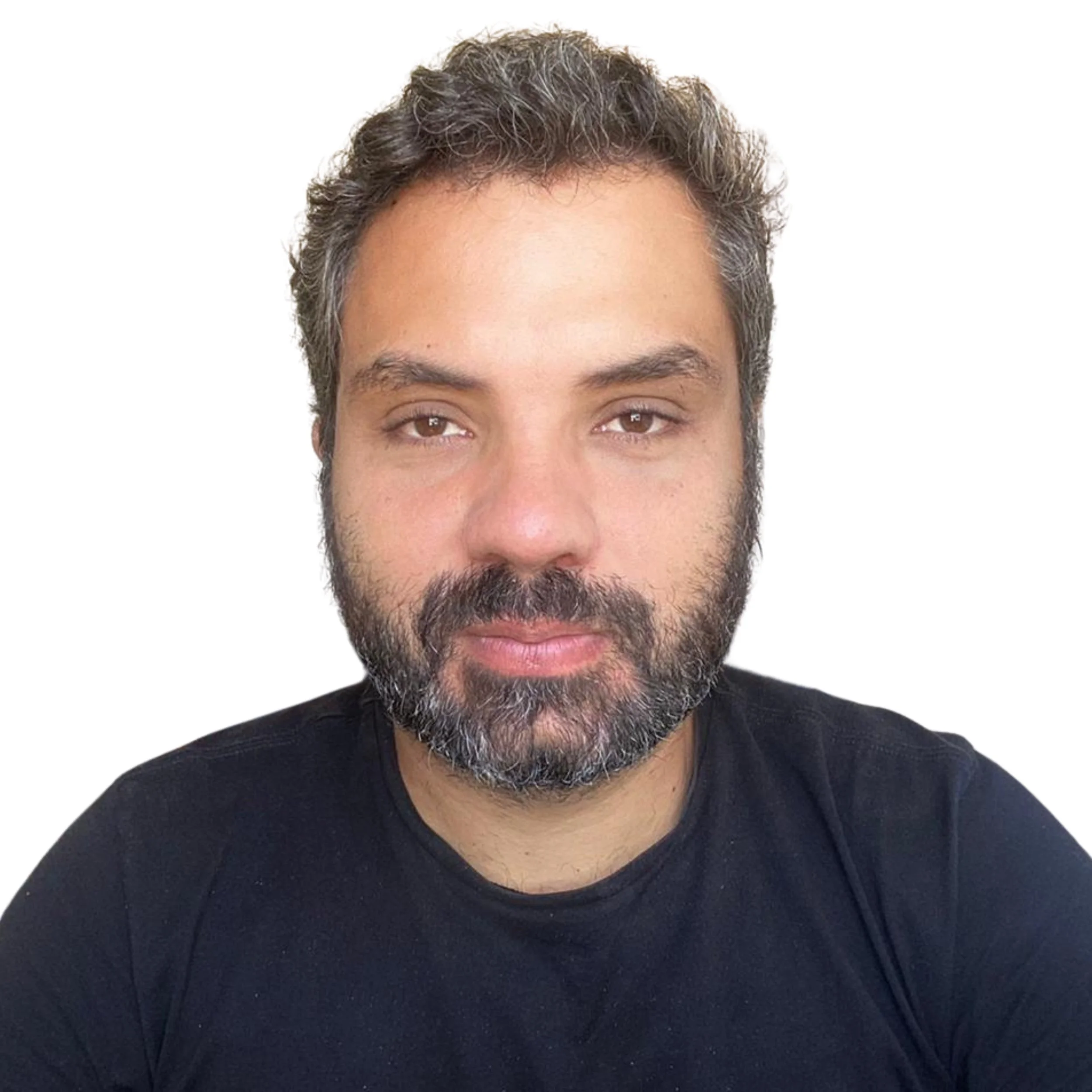 Retrato de um homem com barba, cabelos castanhos e pele clara, usando uma camiseta preta, olhando para a câmera contra fundo branco.