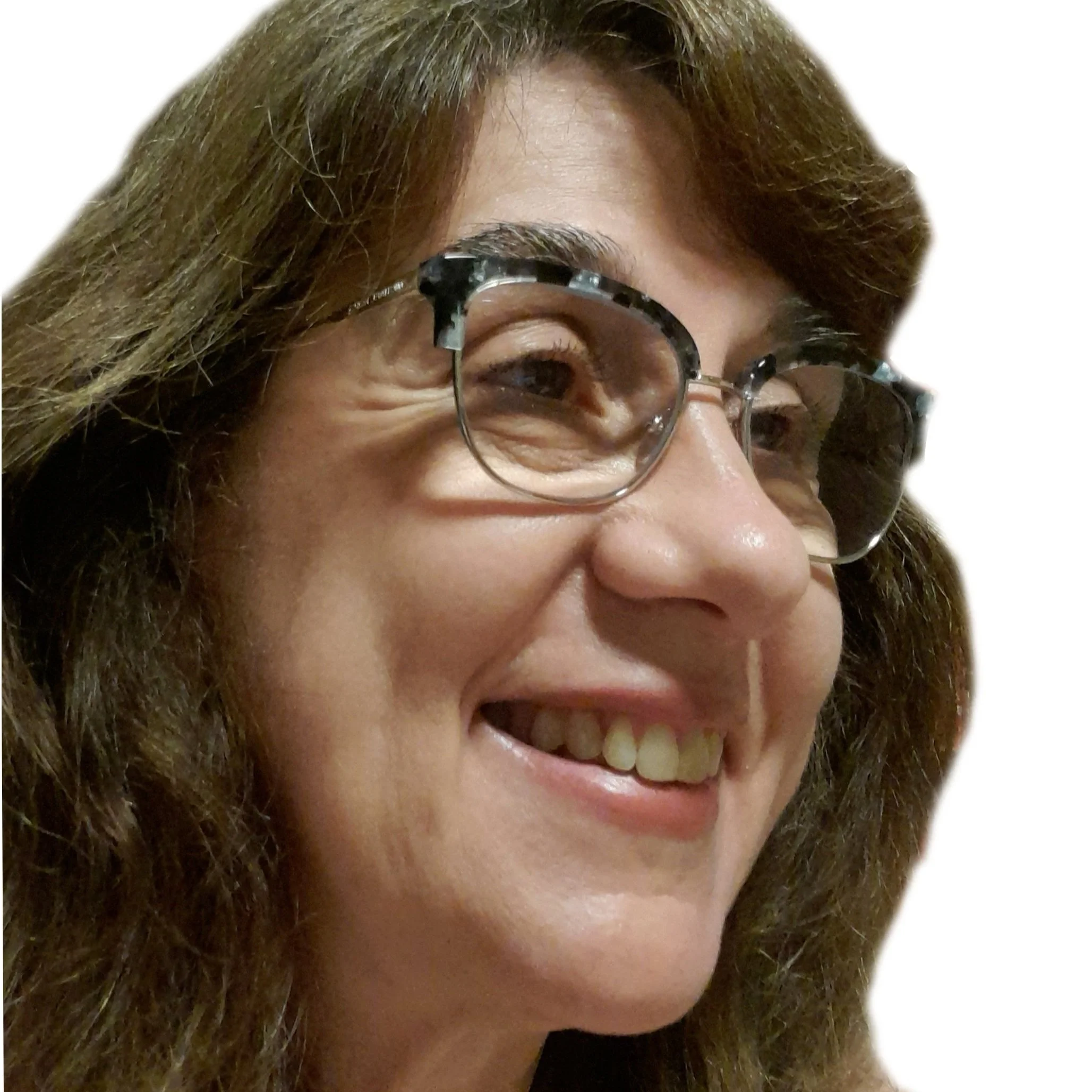 Close-up de uma mulher sorrindo, com óculos de armação tartaruga, cabelo castanho e pele clara.