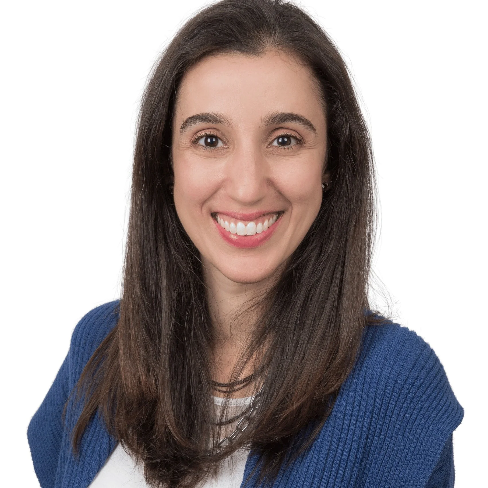 Retrato de uma mulher com cabelo castanho escuro, rosto sorridente, usando camiseta branca e suéter azul, contra fundo branco.