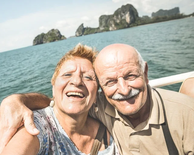 couples-supérieurs-retirés-heureux-prenant-le-selfie-de-voyage-autour-du-monde-88643219.jpg