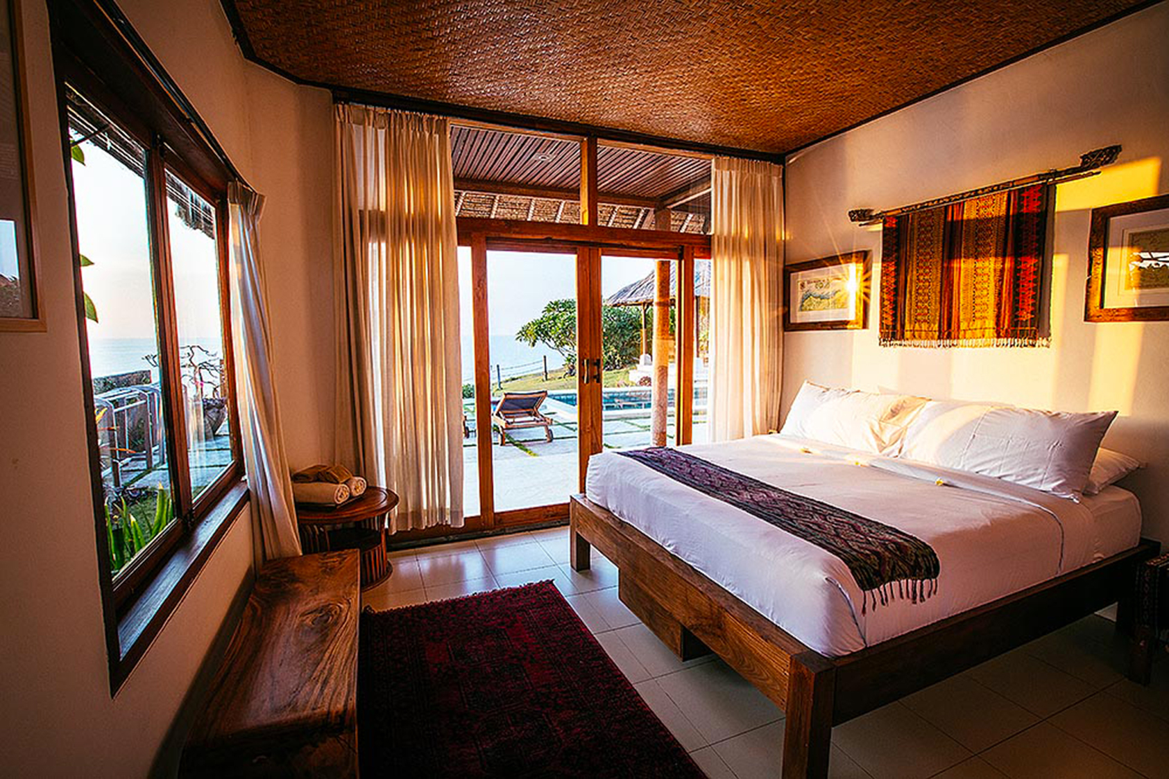 PACKAGE 3 - QUEEN SIZE W/ PRIVATE BATH Features: Private Bath, Ocean Views, Air Conditioning, Modern Suite, Queen Size Bed