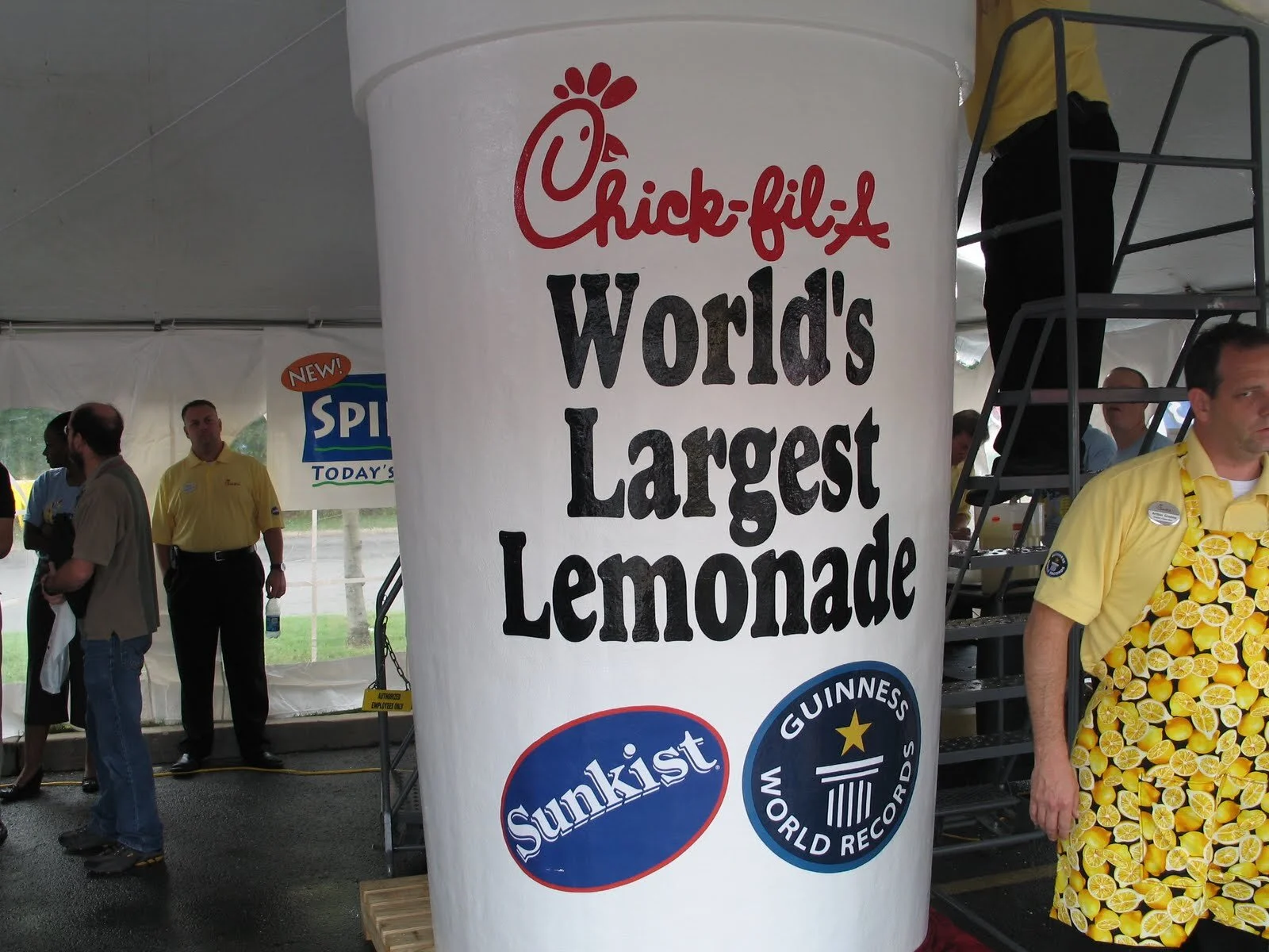 World's Largest Lemonade and Ice Tea Cup