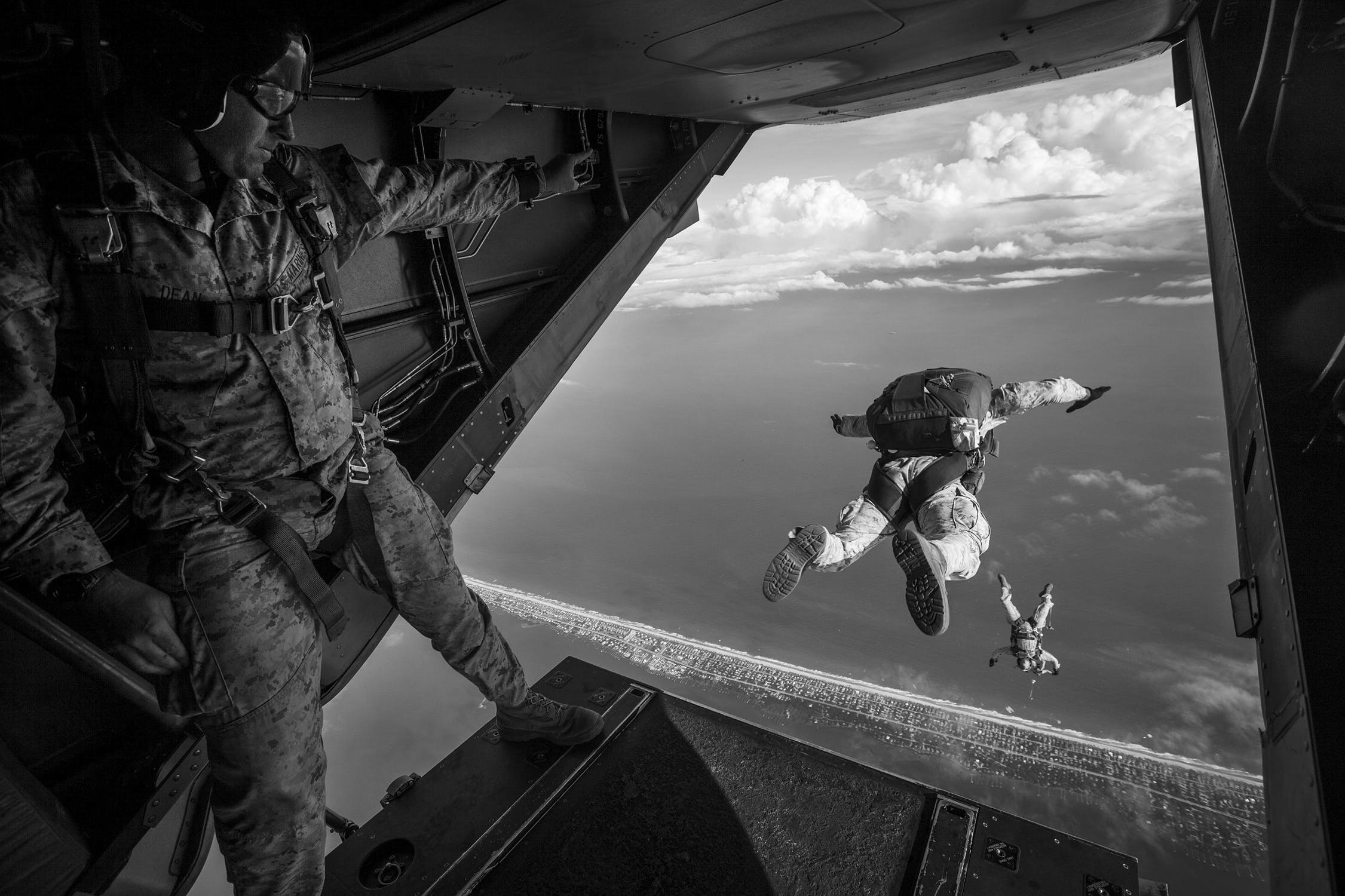 BW-parachute-skydiving-parachuting-jumping-128880.jpg