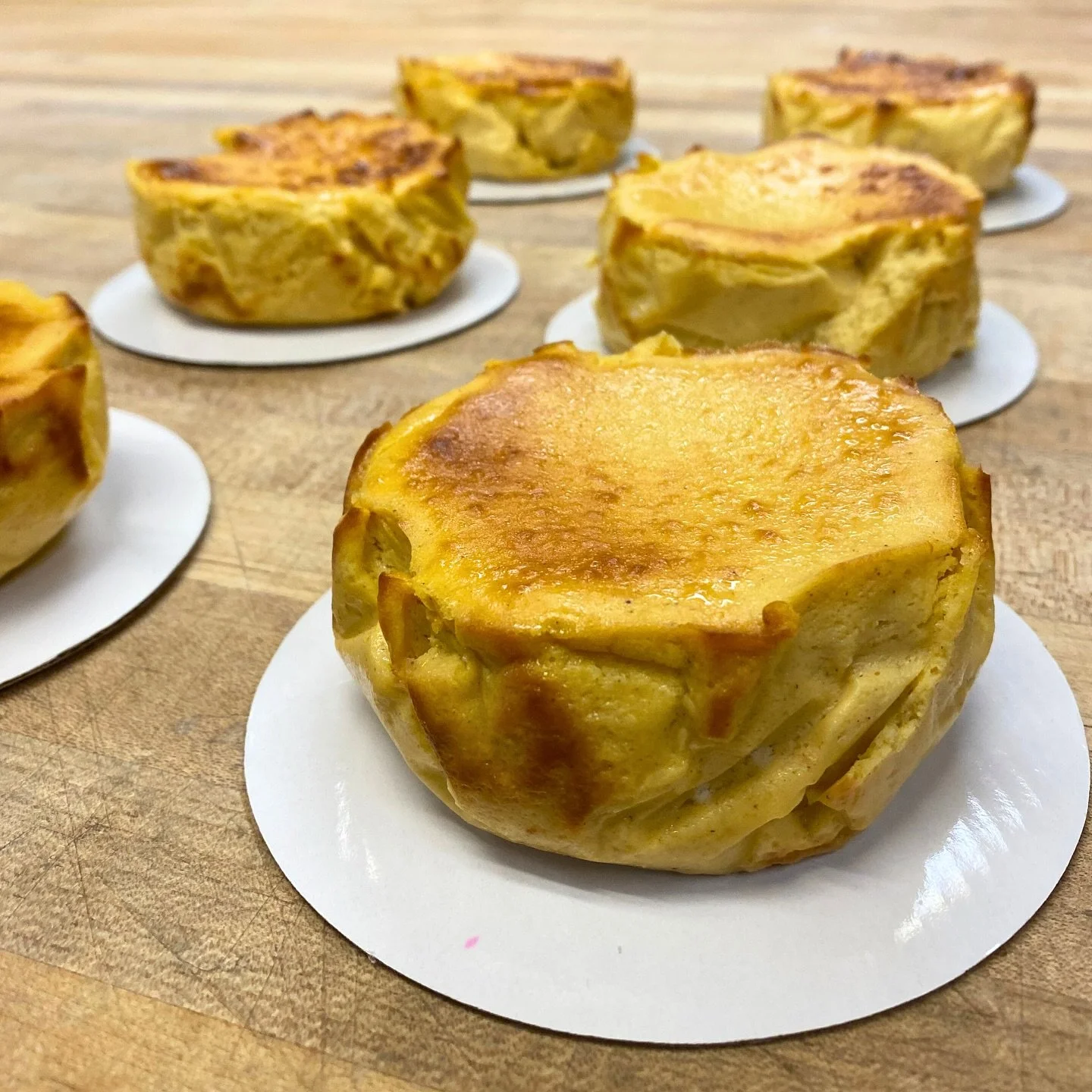 Pumpkin Basque - A caramelized, rich and creamy custard-like cheesecake. The very first time we have the basque cheesecake in pumpkin flavor, just in time for the season!
#halloween #pumpkin #pumpkinbasquecheesecake #bakerylife #Californiabakery #So