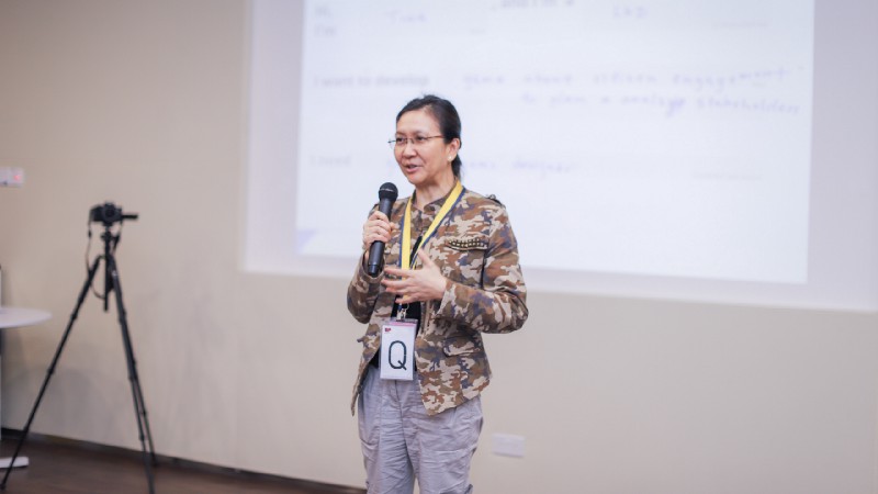 Pitching ideas to the rest of the participants