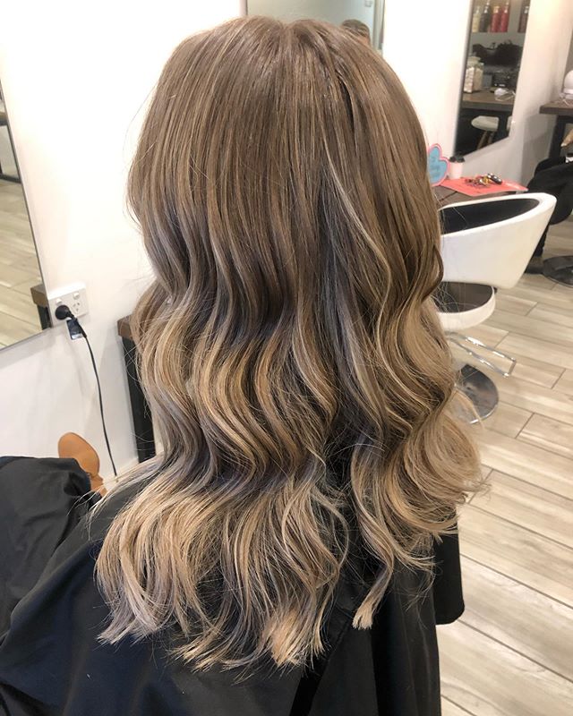 Gorgeous milky blonde highlights for our gal @leisaful 🙌🏻 &bull;colour &bull;cut &bull;style by @laurenghairmakeup @colourthesmartway @kerastase_official @lorealpro .
.
.
.
.
.
#hairstylist #colourist #ashblonde #colourtechnician #drummoyne #smartb