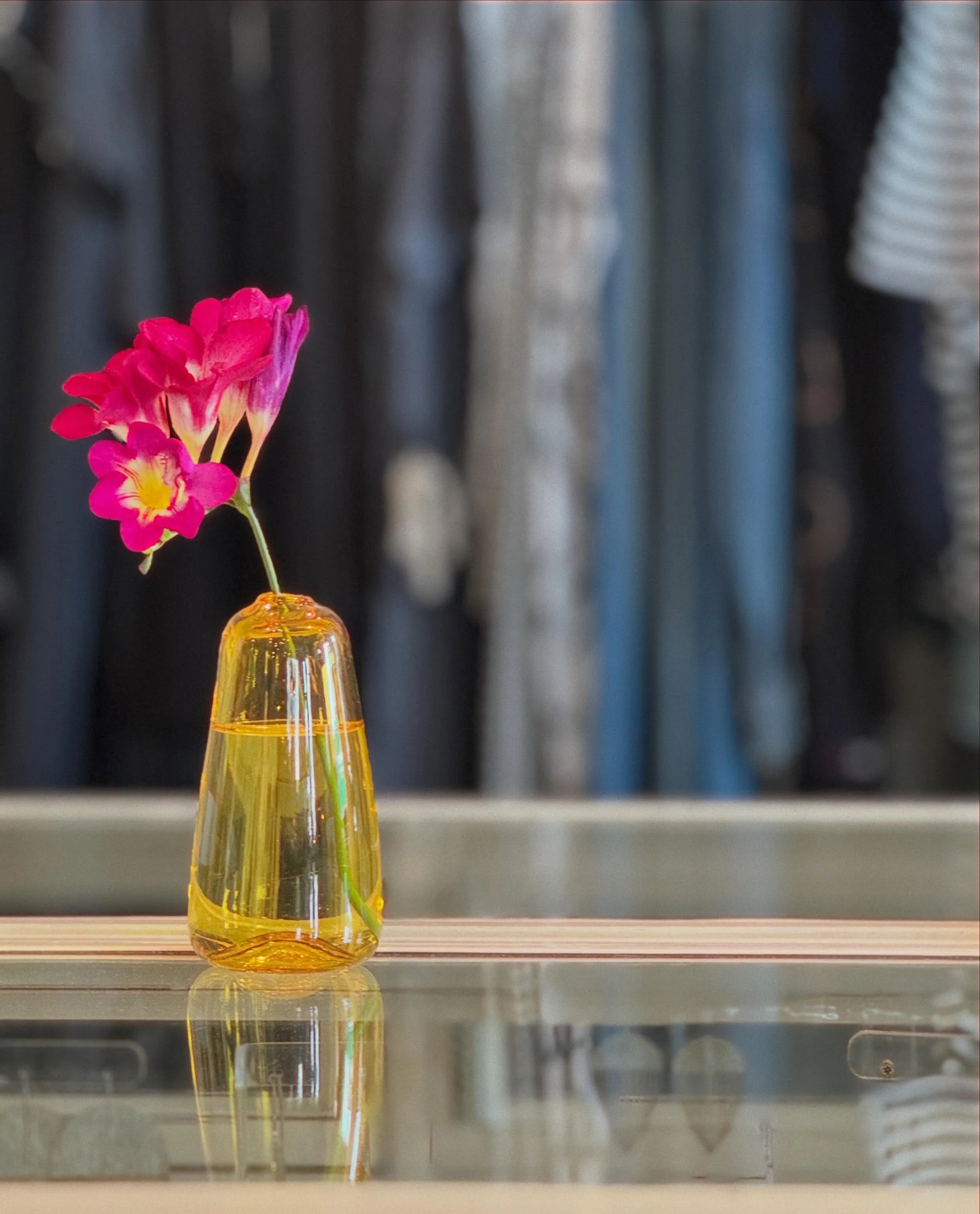 Im so happy, my freesias are blooming + Beautiful @garybodkerdesigns in the shop!

#petiboutique #seattleshop #glasswear #handblownglass #seattleboutique