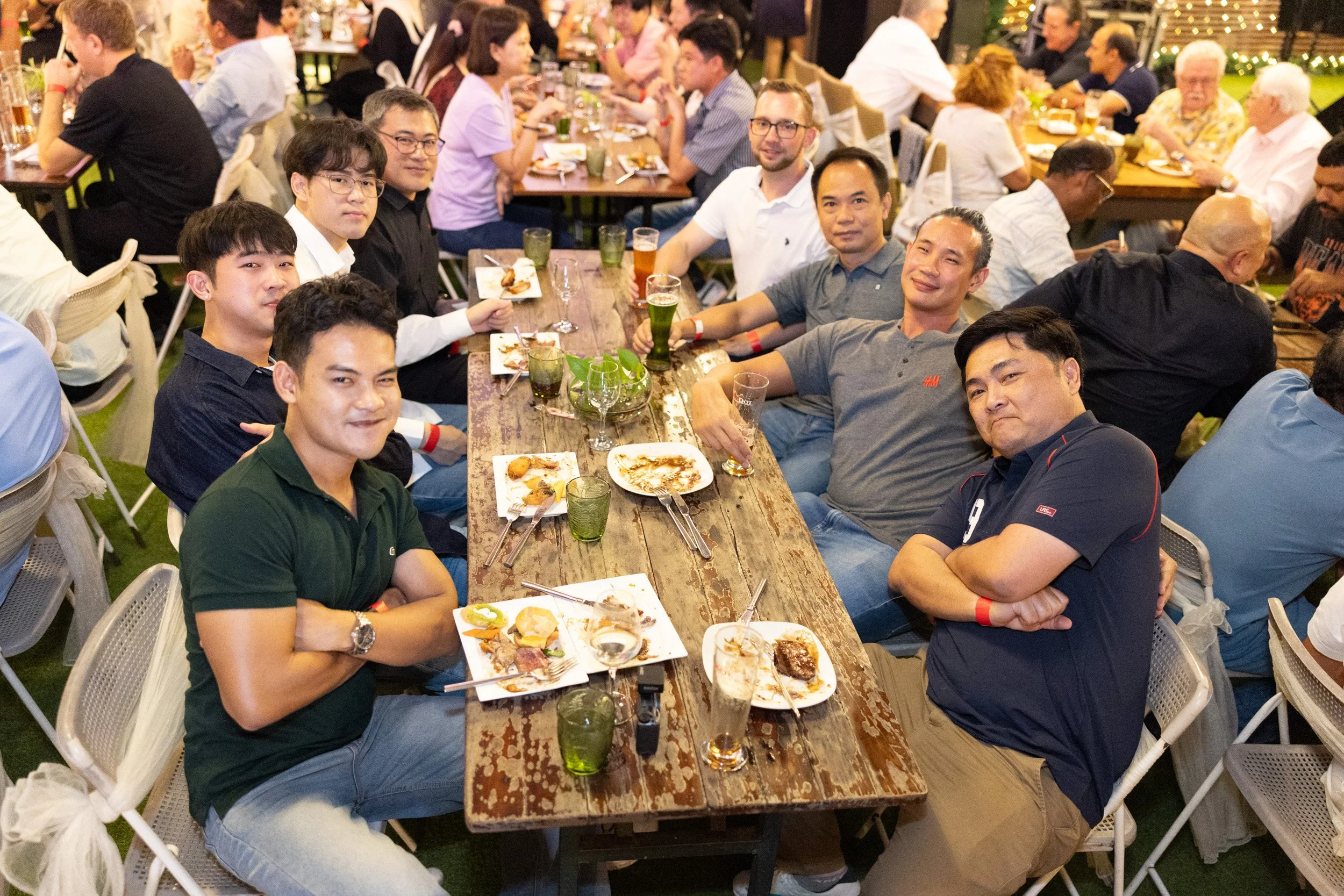  Posed table group photo of Züblin colleagues enjoying the annual company celebration dinner. 