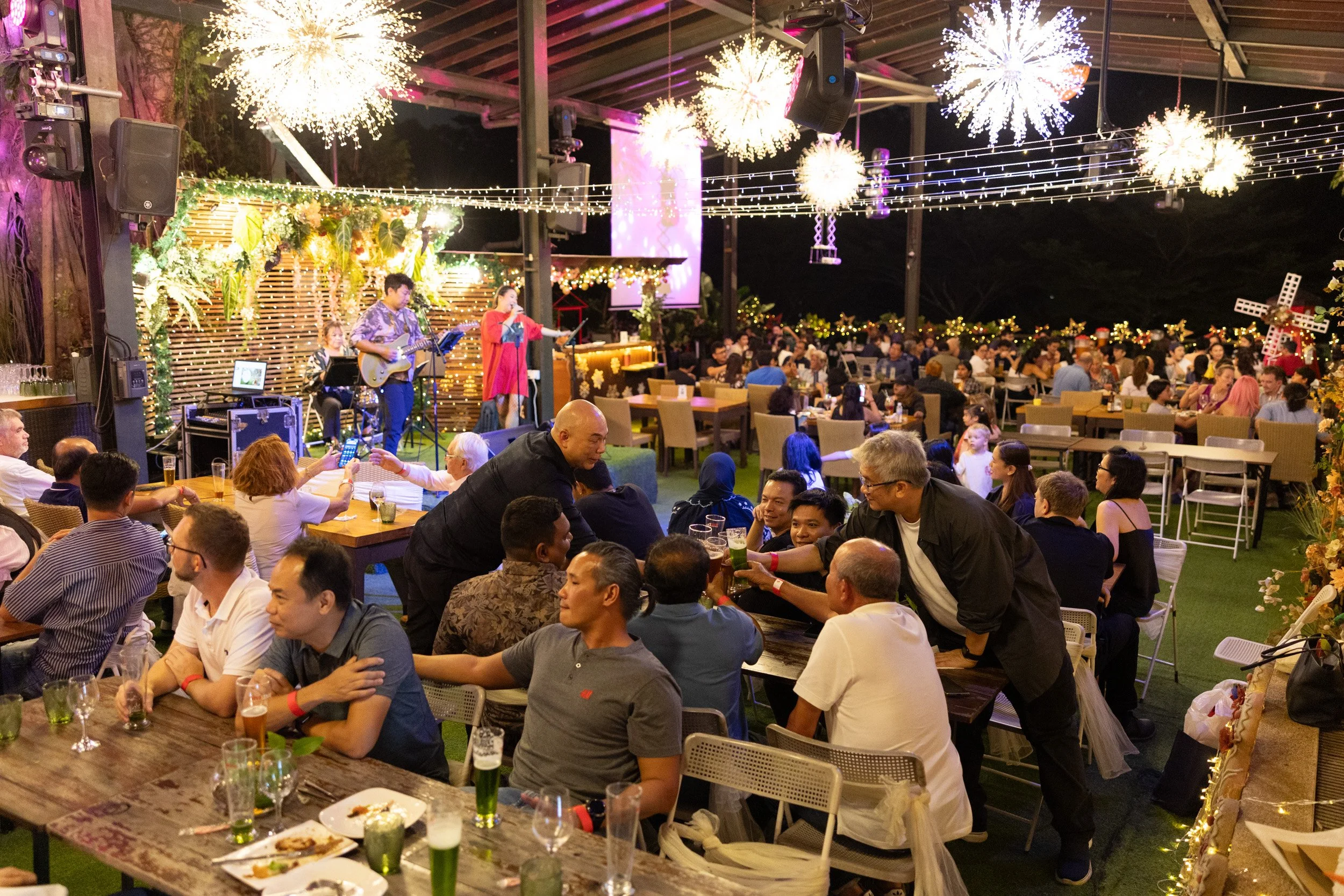  Wide view of the RedDot Brewhouse stage area featuring a live band performing for Züblin event guests. 