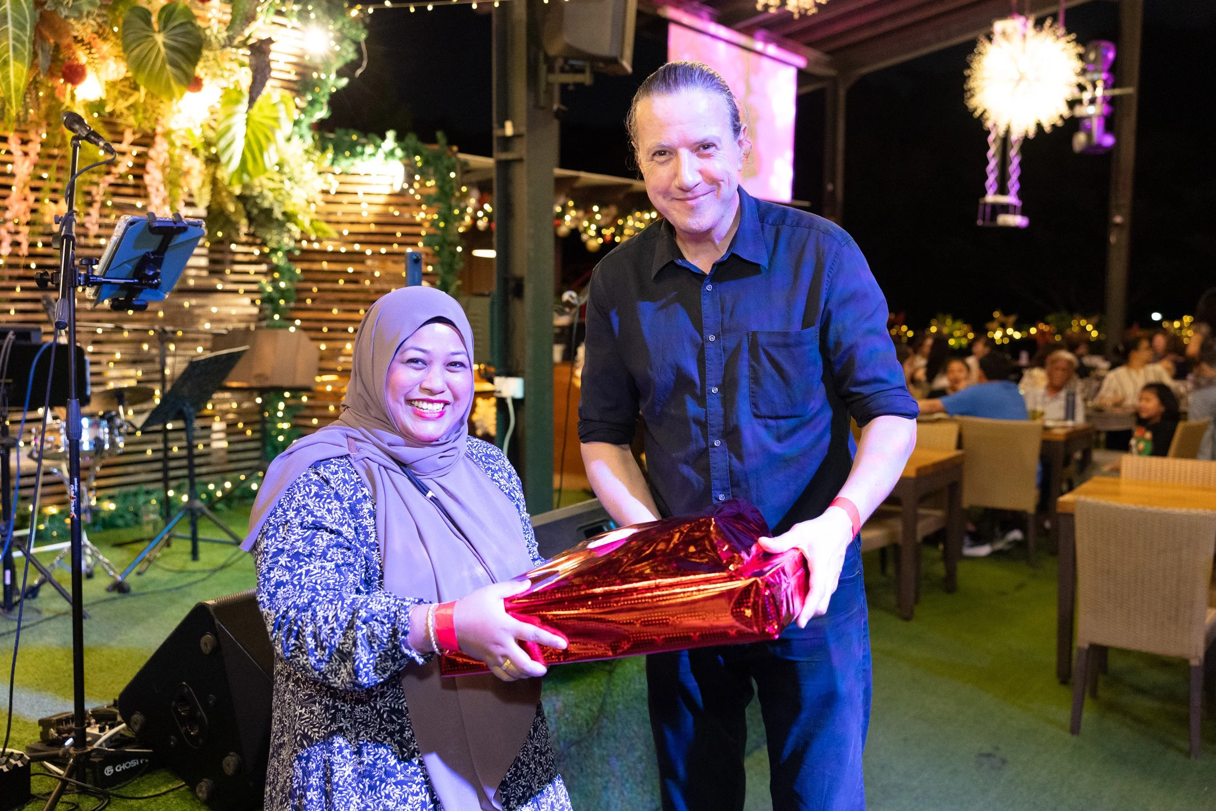  Managing Director Josef Kofler presenting the grand final prize to a contest winner during the Züblin staff celebration. 