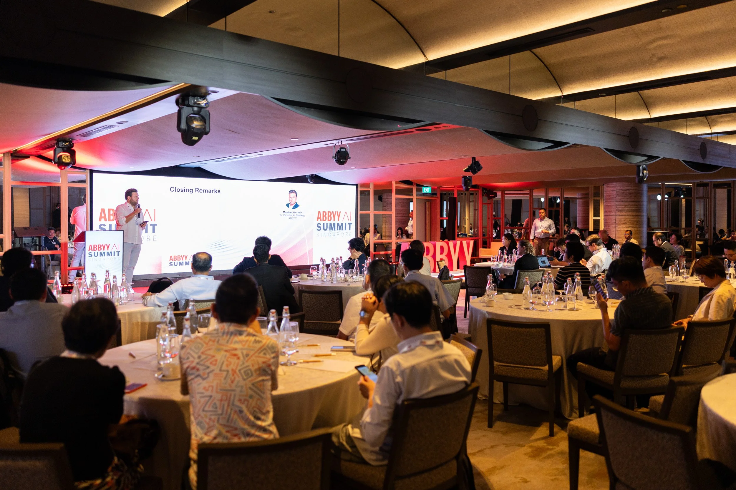  Wide perspective of Maxime Vermeir concluding his presentation on stage at the AI Summit. 