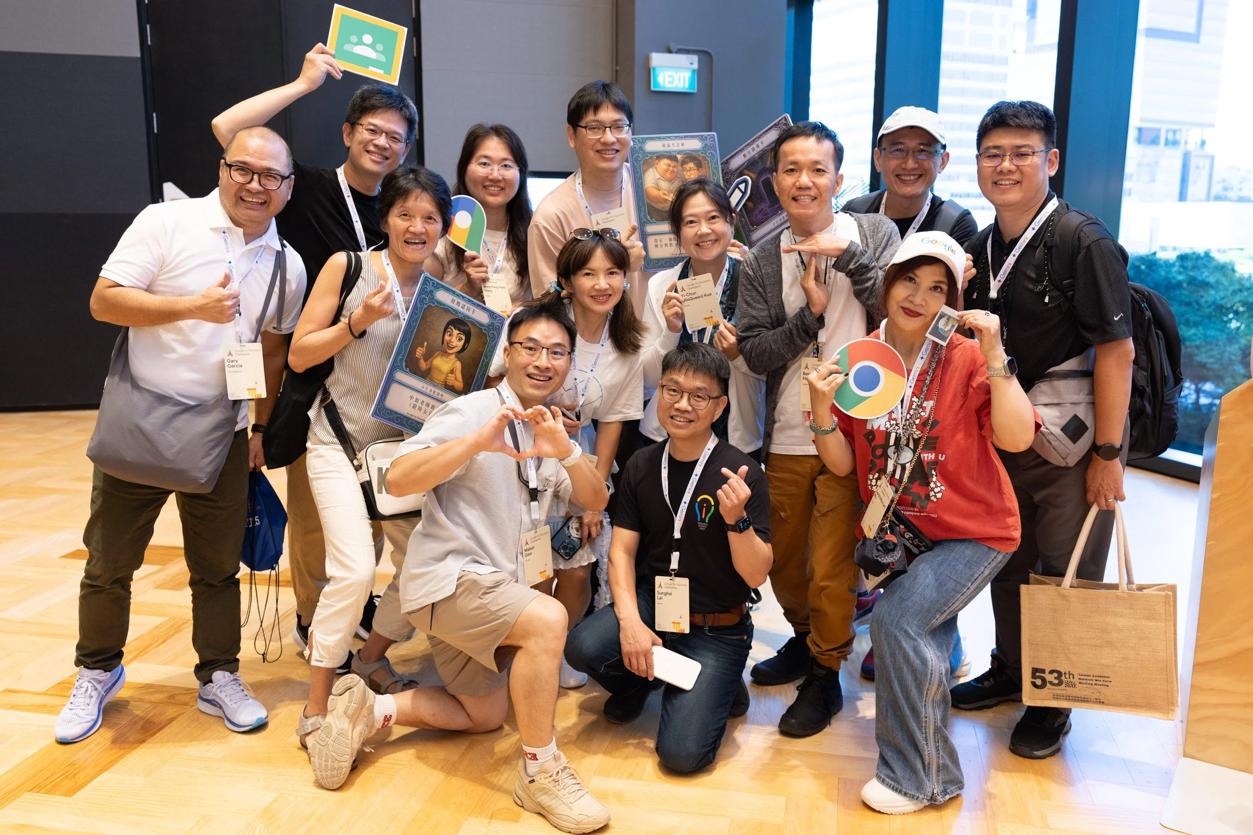  Posed group photograph of event attendees gathered in the Singapore Symposium lobby area. 