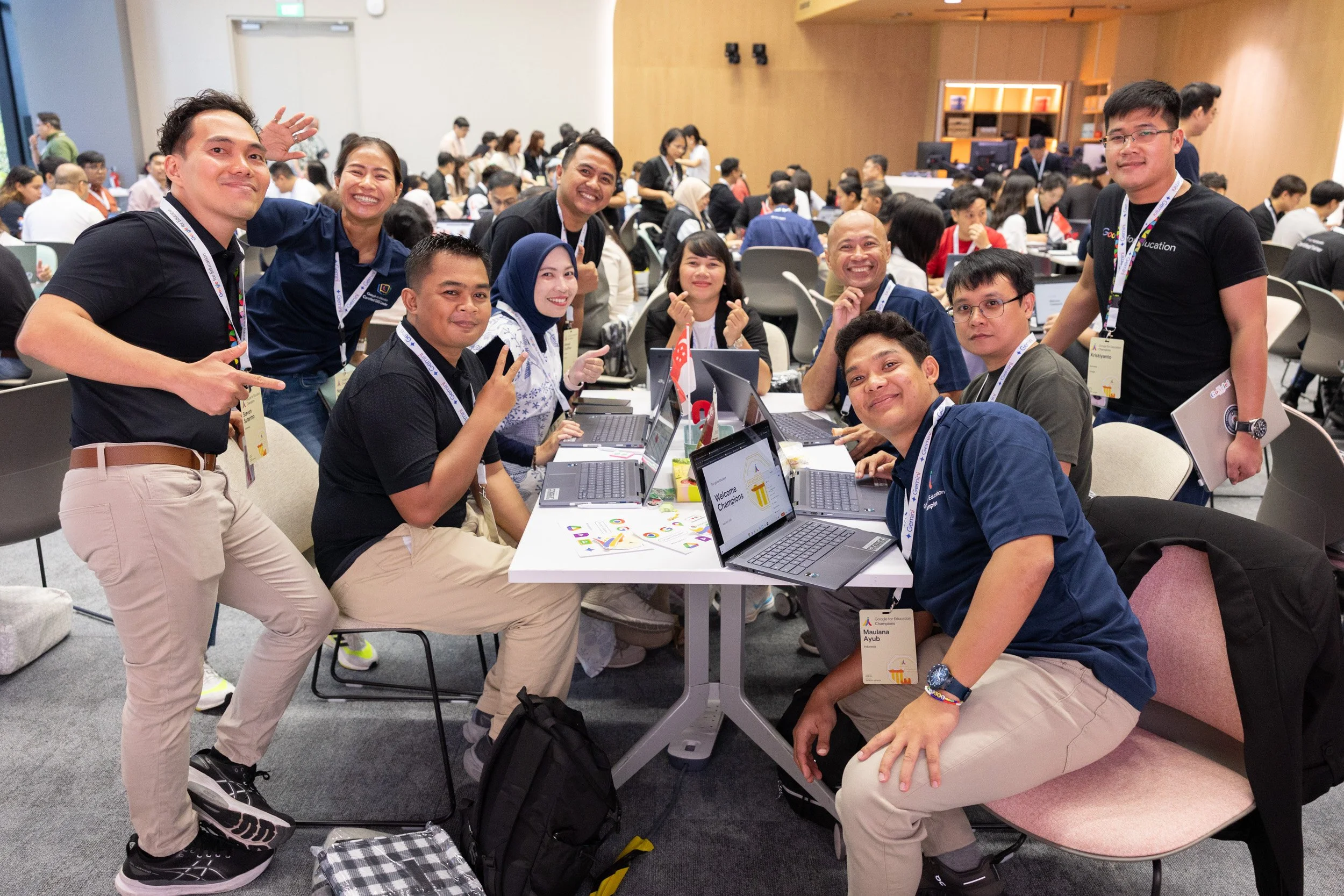  Group portrait of workshop participants collaborating at a discussion table. 