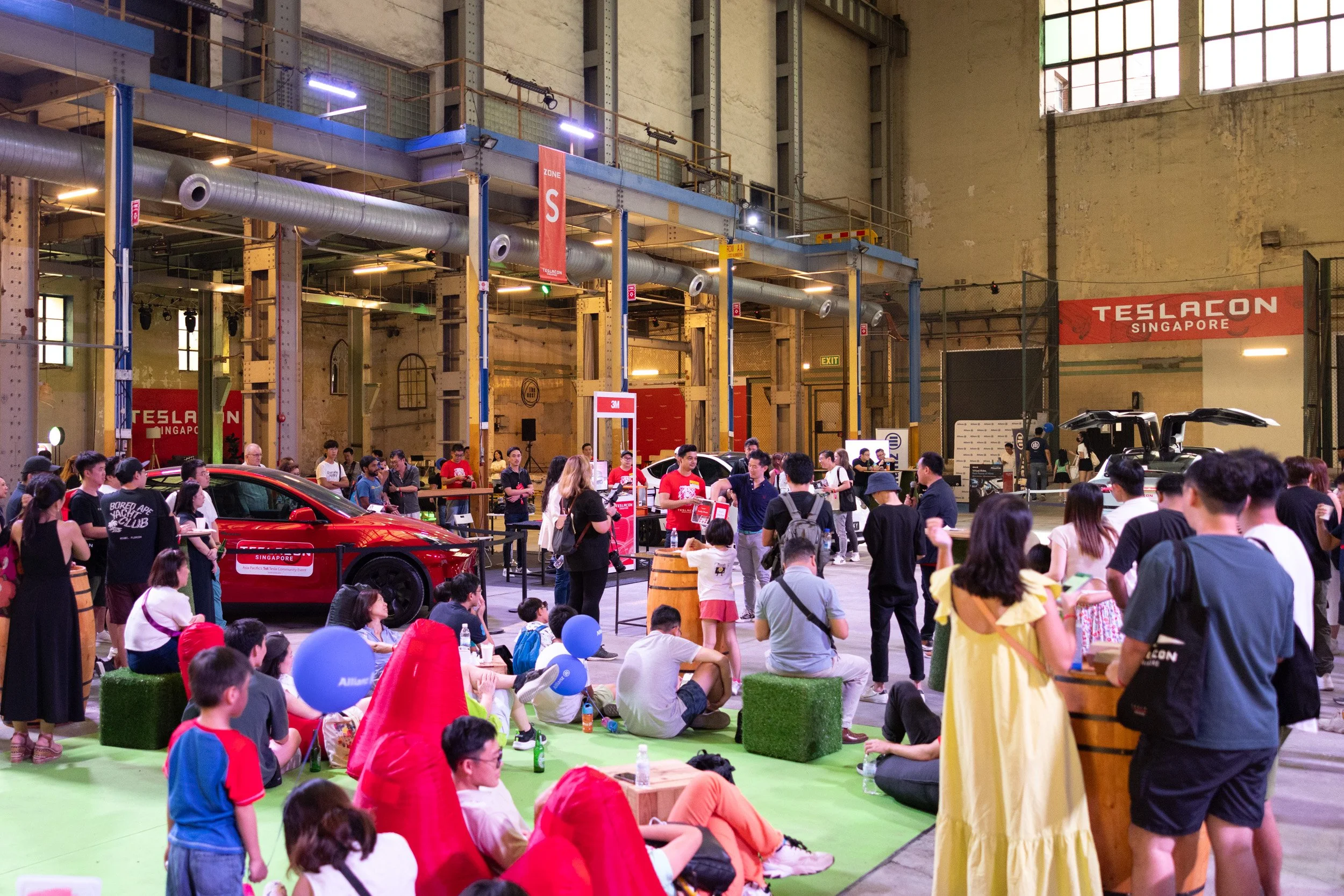  Convention crowd gathering near the main stage during the AMD prize giveaway and grand lucky draw segment. 