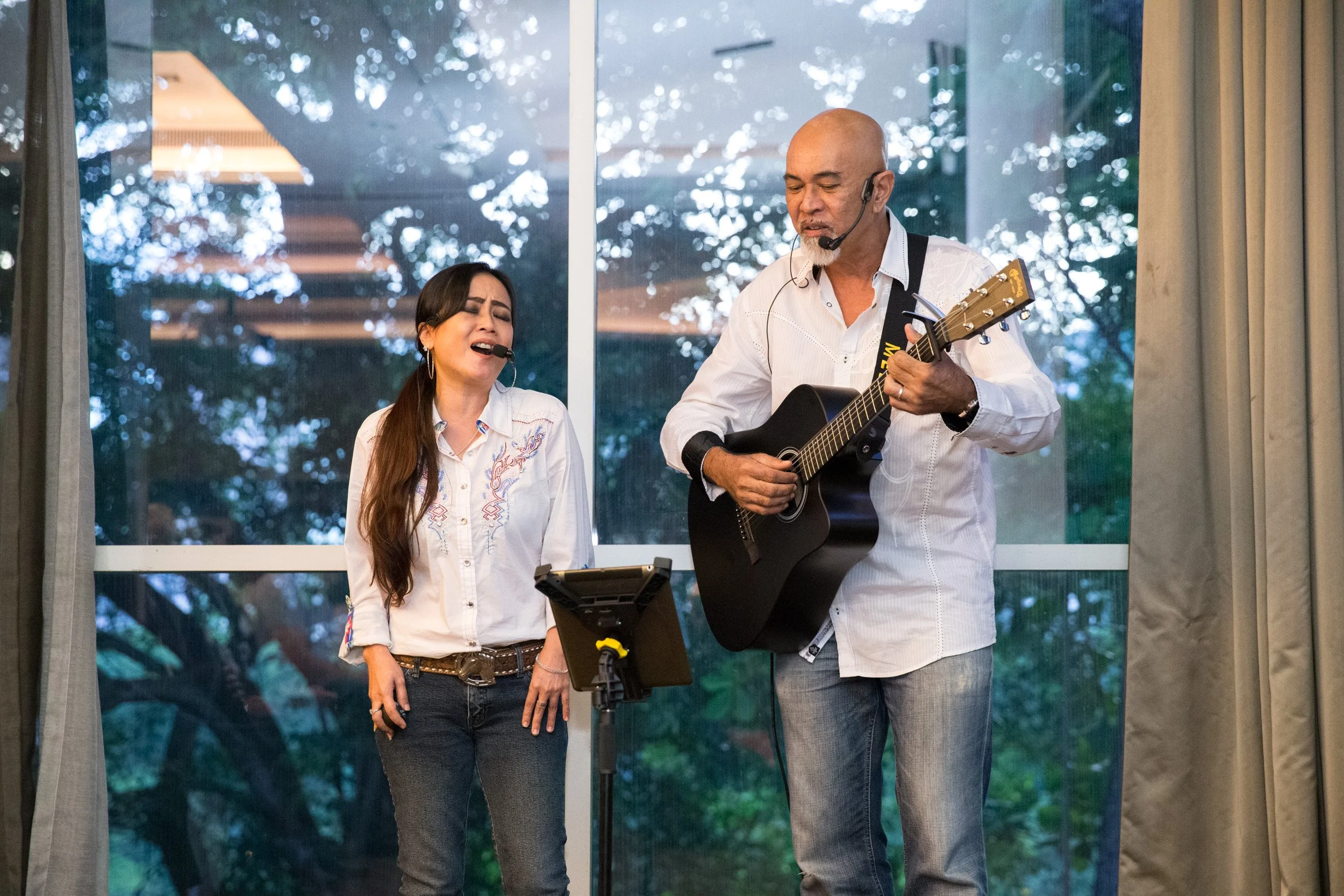  Close-up performance shot of the two-piece live acoustic band entertaining guests during the cocktail reception. 