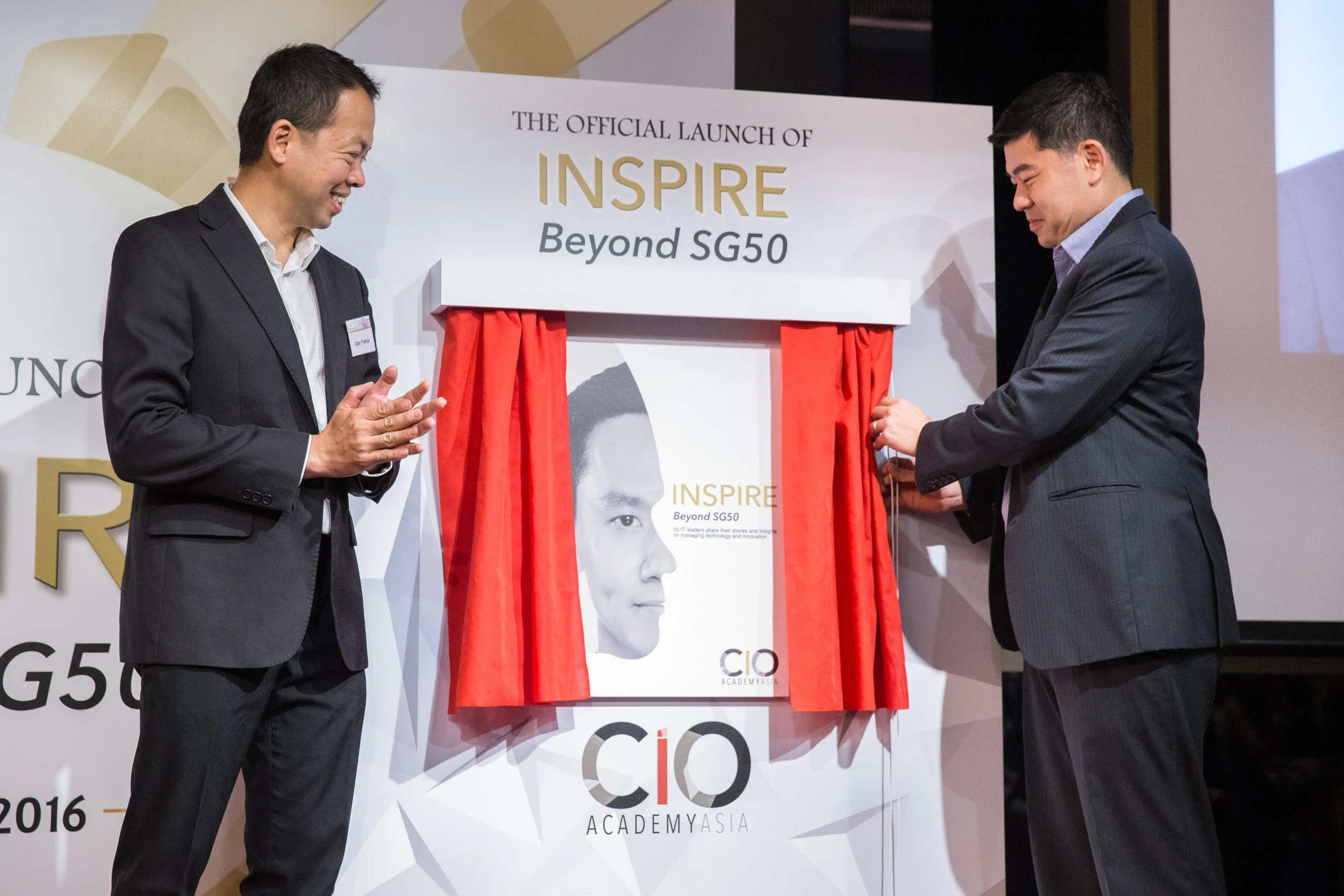  Guest of Honor Gabriel Lim and Glen Francis officially unveiling the mounted poster of the "Inspire Beyond SG50" book cover. 