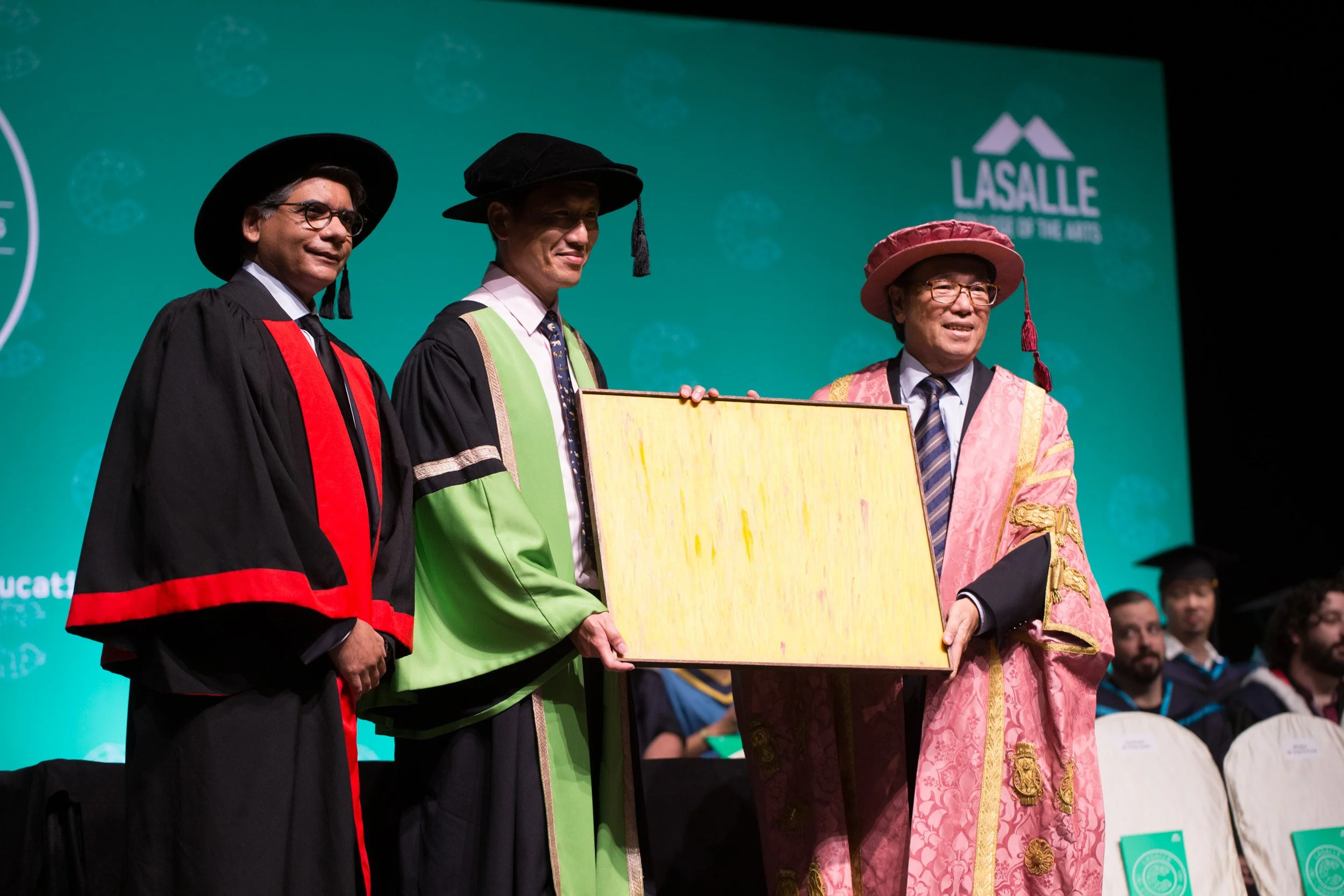  Guest of Honor receiving a token artwork appreciation gift on stage at Singapore EXPO. 