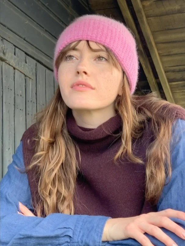 Today we are setting up and decorating the Orford town hall for the @slowlivingmarket with lights and pumpkins and wonderful suspended hoops of hops and other dried beauties with the help of @themeadowpatch . It will be a feast for the eyes. 
Starts 