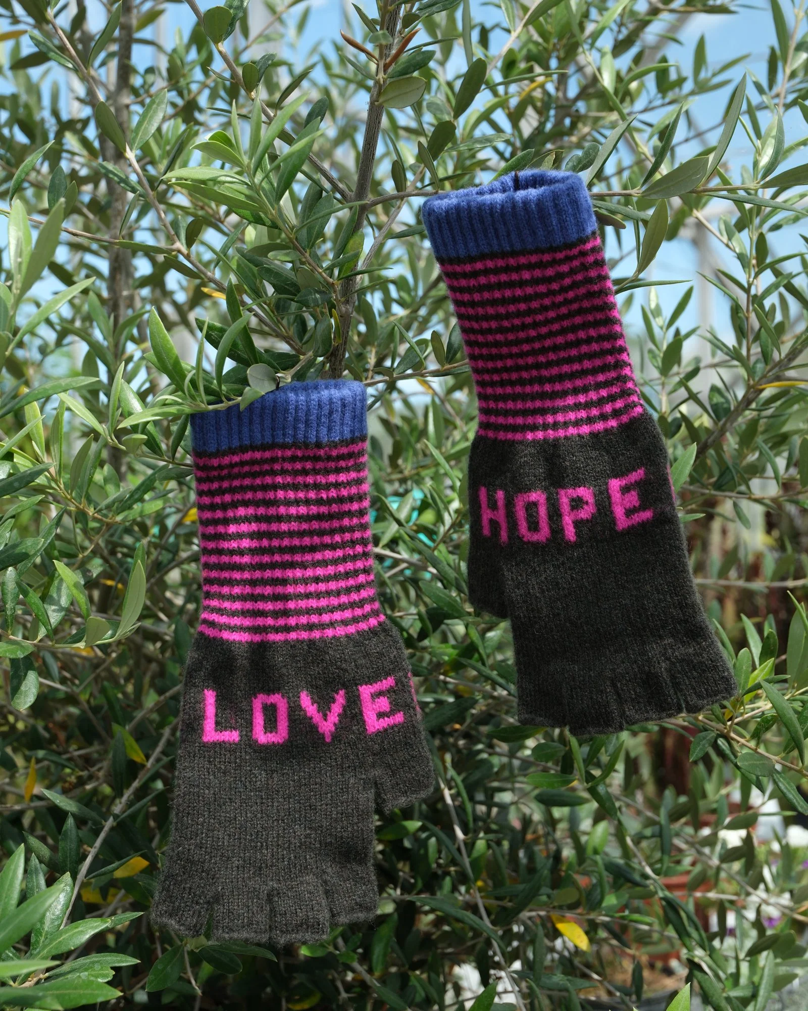 44923 LOVE HOPE FINGERLESS GLOVES COL 1.jpg
