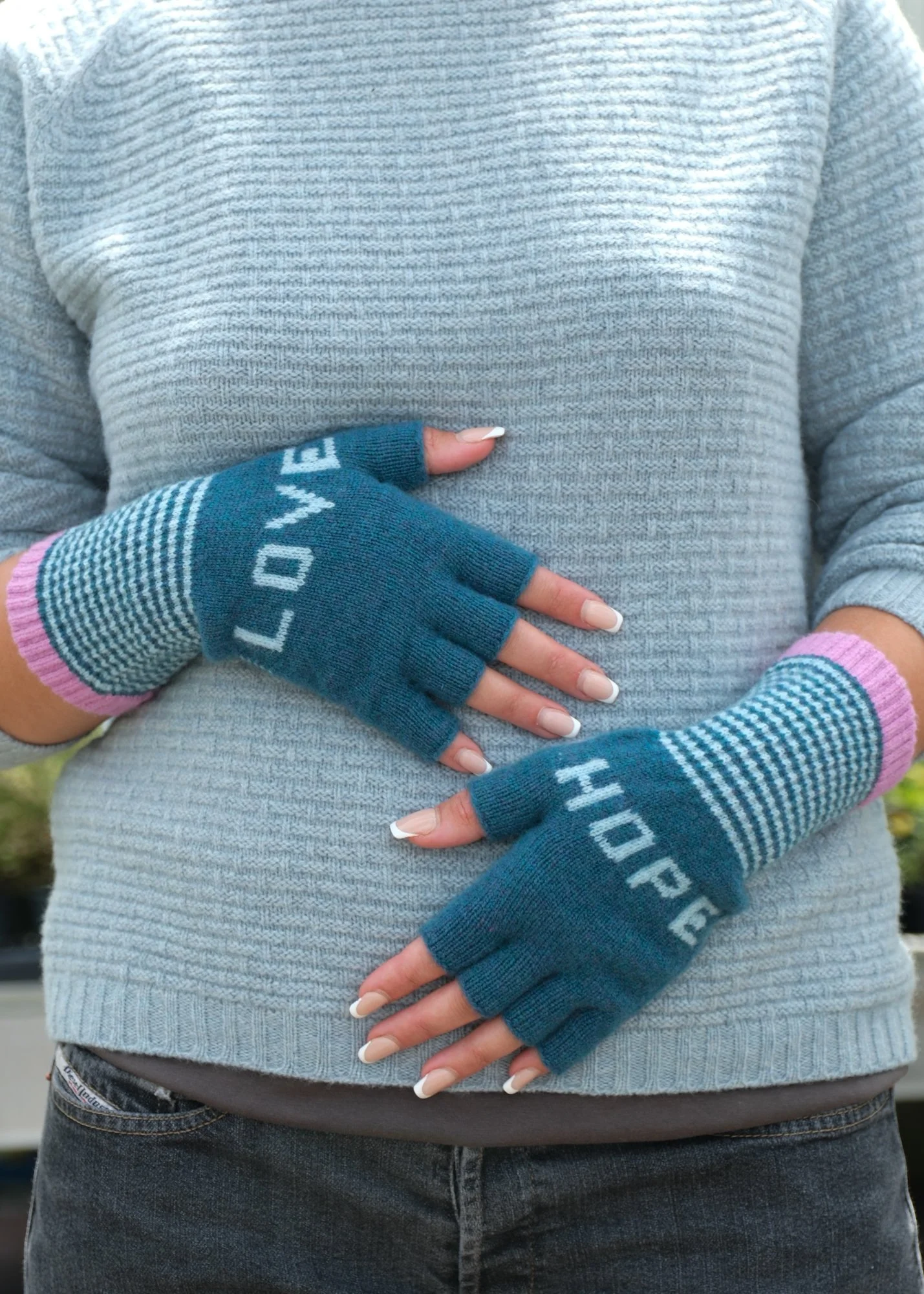44923 LOVE HOPE FINGERLESS GLOVES COL 8 DSCF4071.jpg