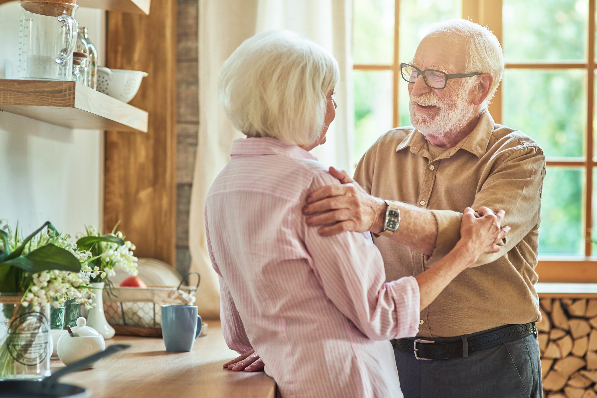 smiling-elderly-couple-standing-at-the-kitchen-2021-09-03-20-52-44-utc.jpg